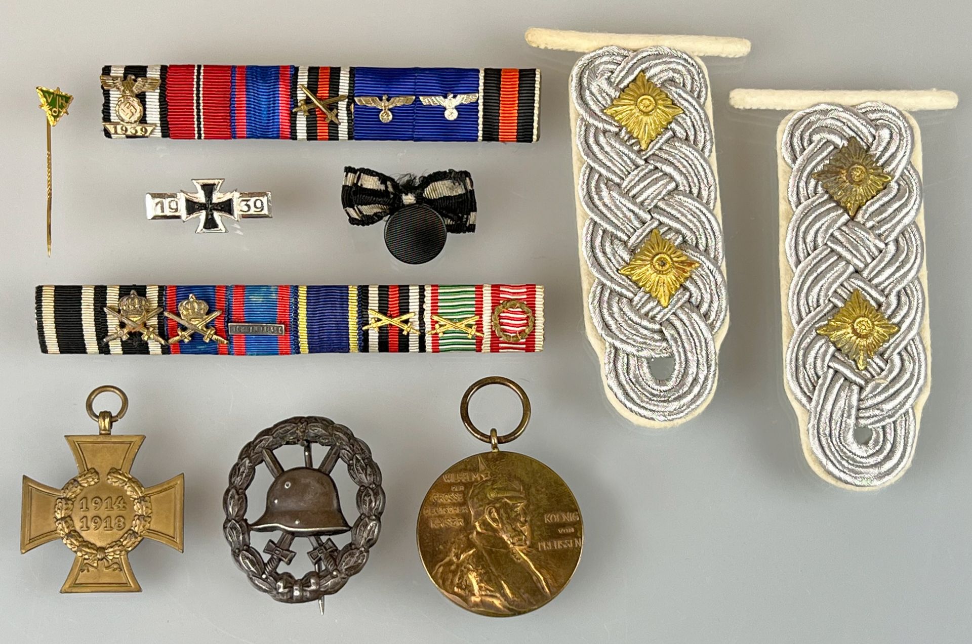 Konvolut von Abzeichen, Medaillen und Feldspangen mit Miniaturen. World War 1 and 2.