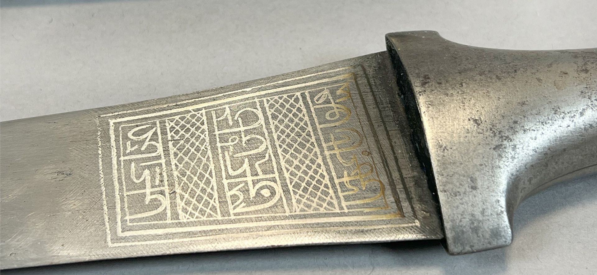 Orientalischer runder Schutzschild (Sipar) mit einem Dolch. Wohl Persien / Indien. 19. Jahrhundert. - Bild 3 aus 8
