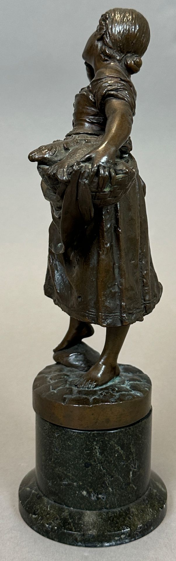 Alois MAYER (1855 - 1939). Bronze. Mädchen mit Fischkorb. - Bild 5 aus 12