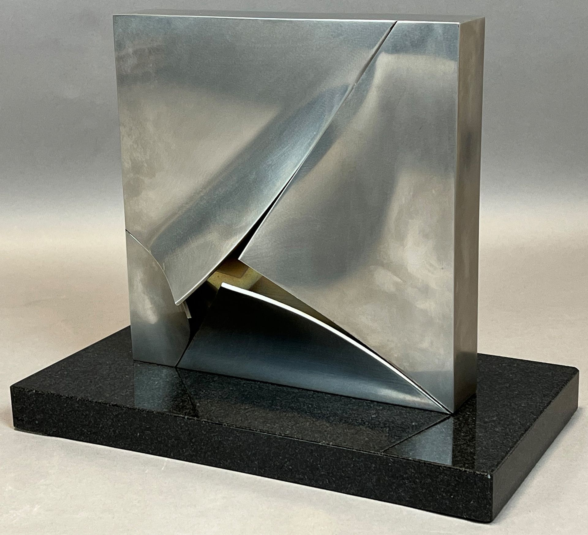 Erich HAUSER (1930 - 2004). 18/81. Steel object on marble base.