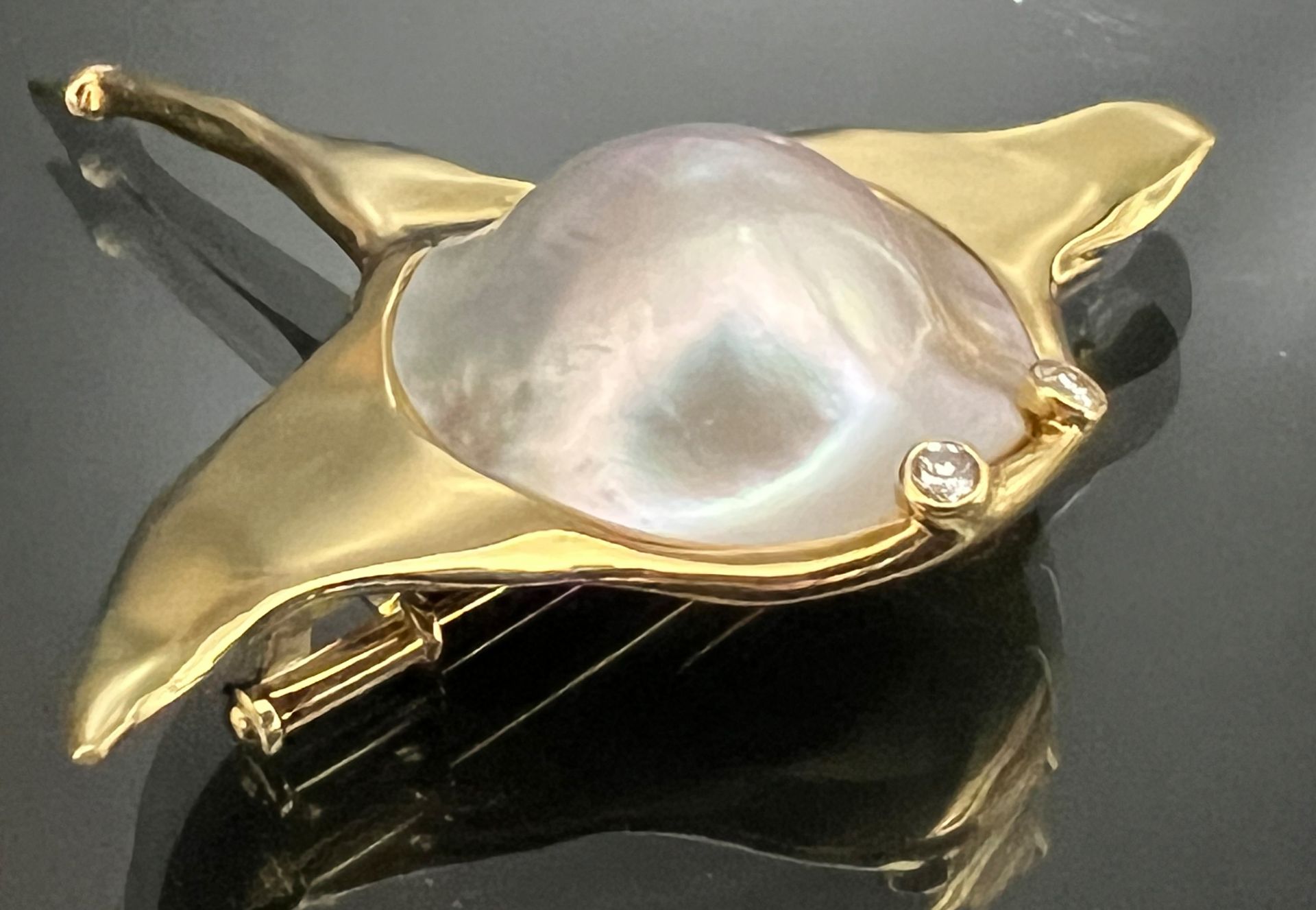 Brosche "Rochen" von Juwelier STREBEL. 750 Gelbgold mit einer halben Perle und 2 kleinen Diamanten - Bild 2 aus 6