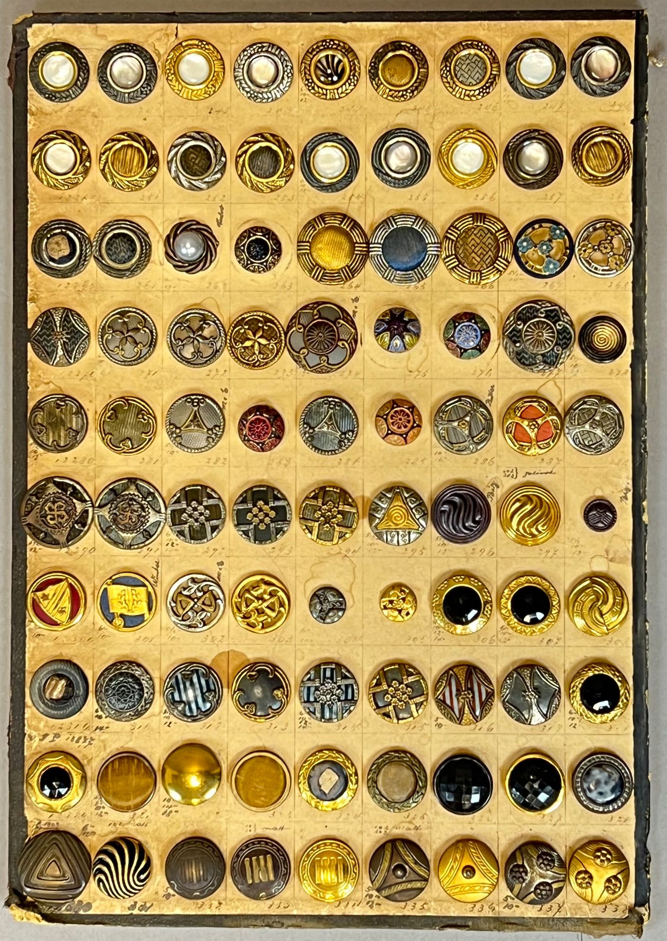 Set of 90 buttons and 91 belt buckles. 19th / early 20th century. - Image 7 of 19