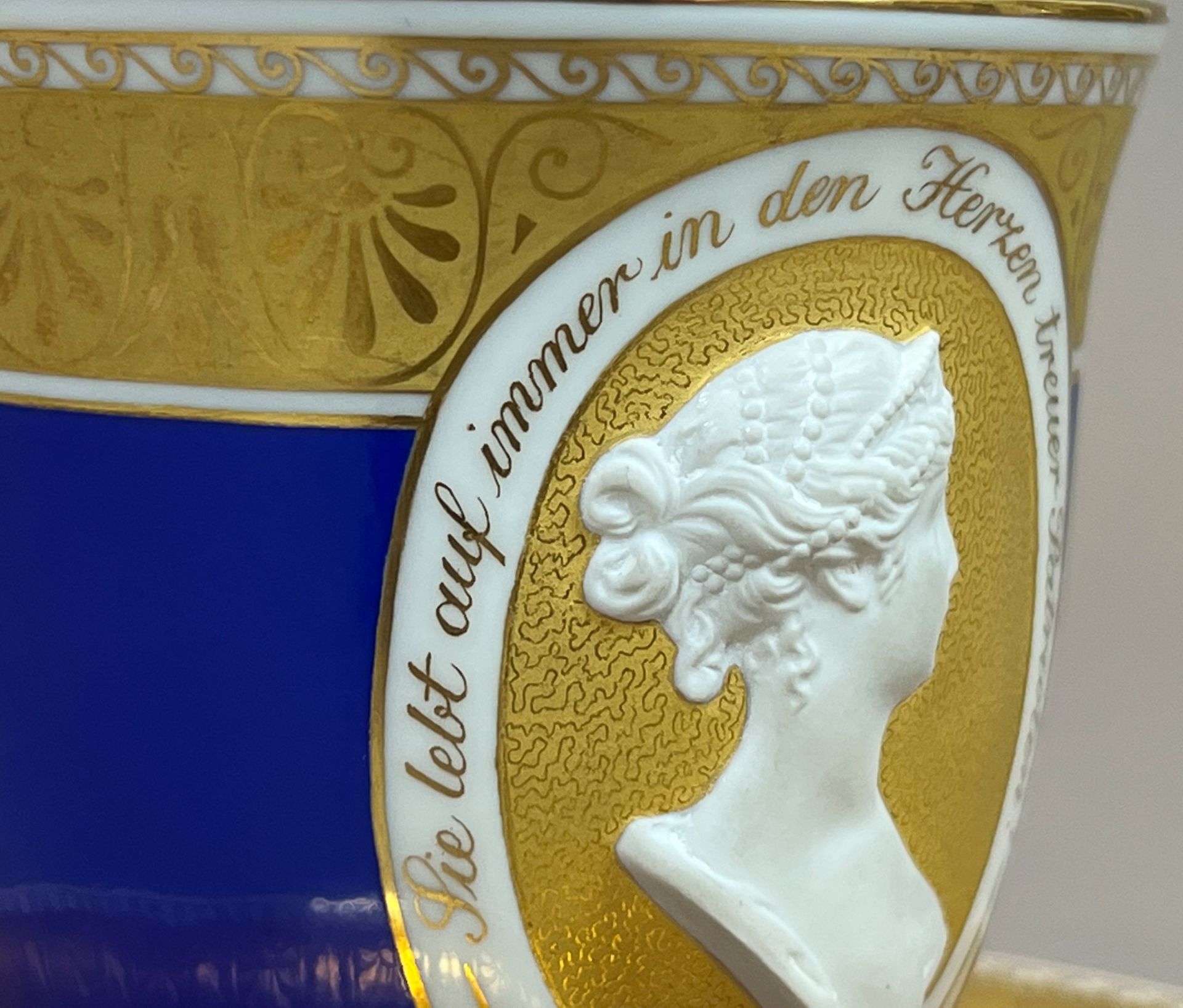 KPM Berlin. Portrait-Tasse Königin Luise. Blauer Fond. - Bild 12 aus 12