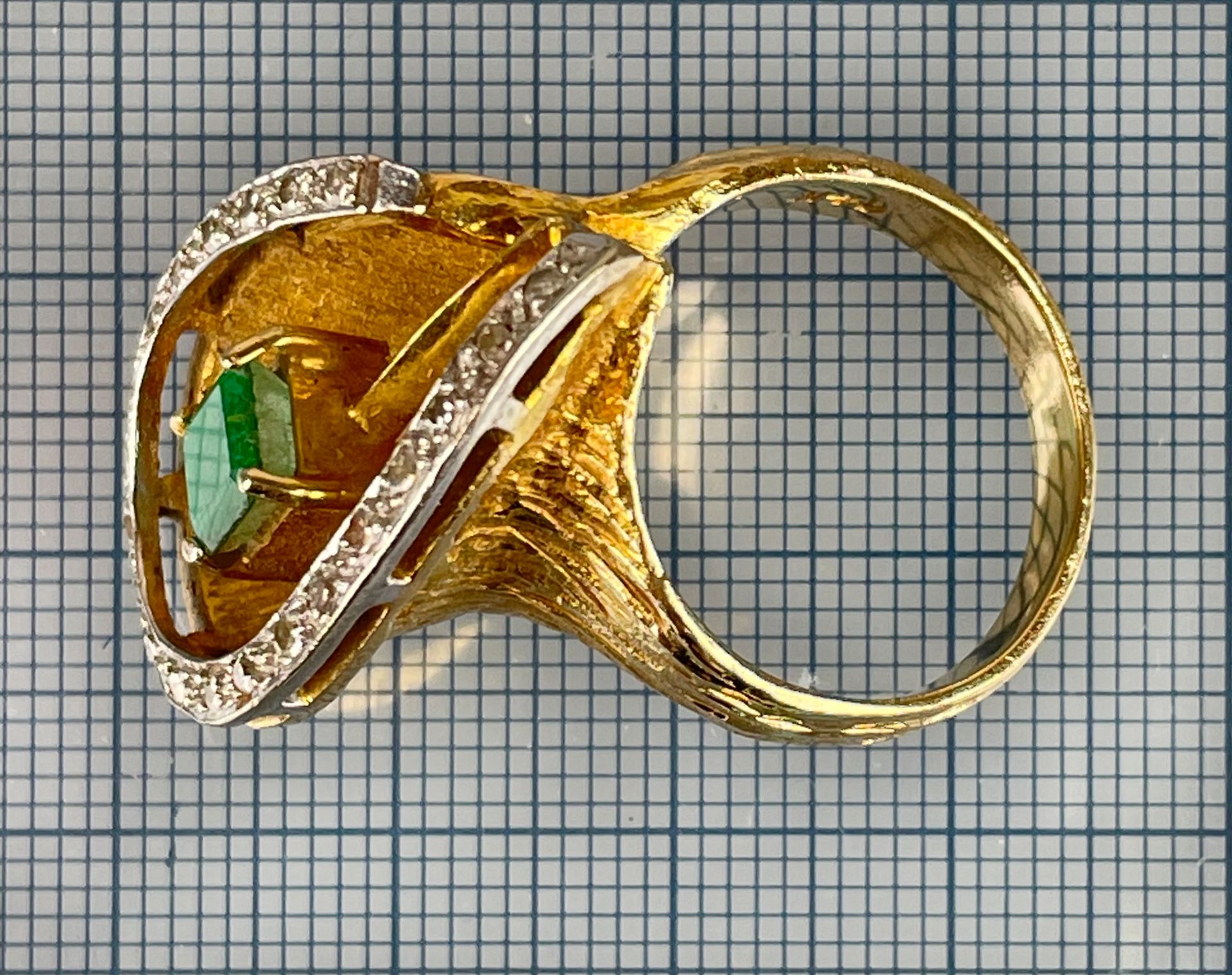 Ladies' ring 585 yellow gold with white gold in stylised flower shape with 21 diamonds and one emera - Image 6 of 8