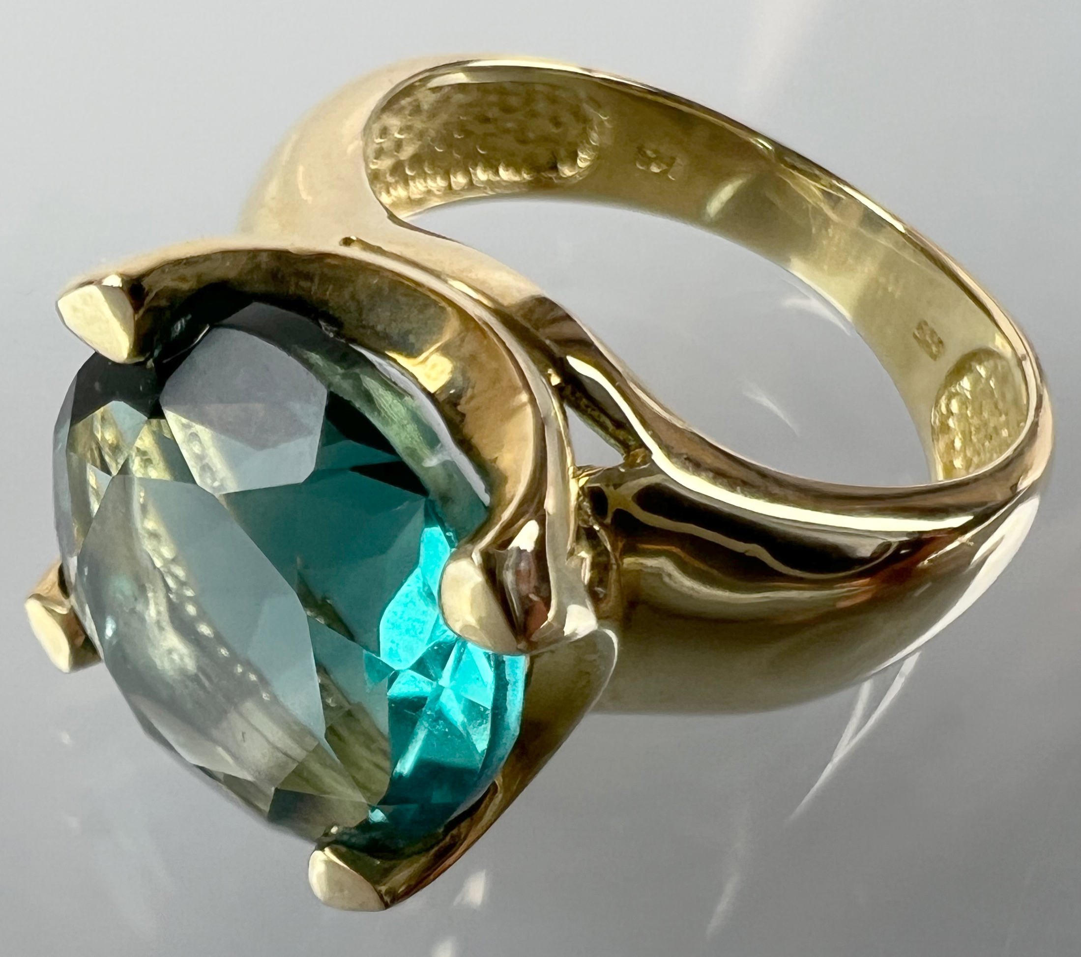 Ladies ring 585 yellow gold with a green coloured stone. Probably fluorite. - Image 4 of 8