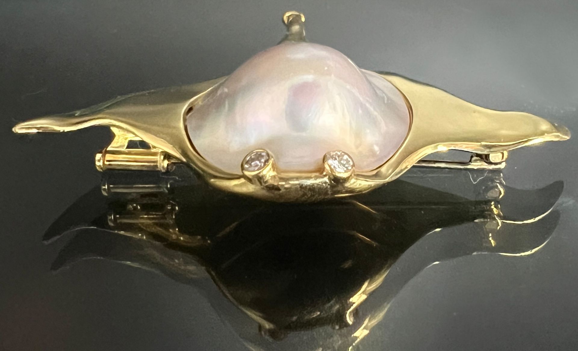 Brosche "Rochen" von Juwelier STREBEL. 750 Gelbgold mit einer halben Perle und 2 kleinen Diamanten - Bild 3 aus 6