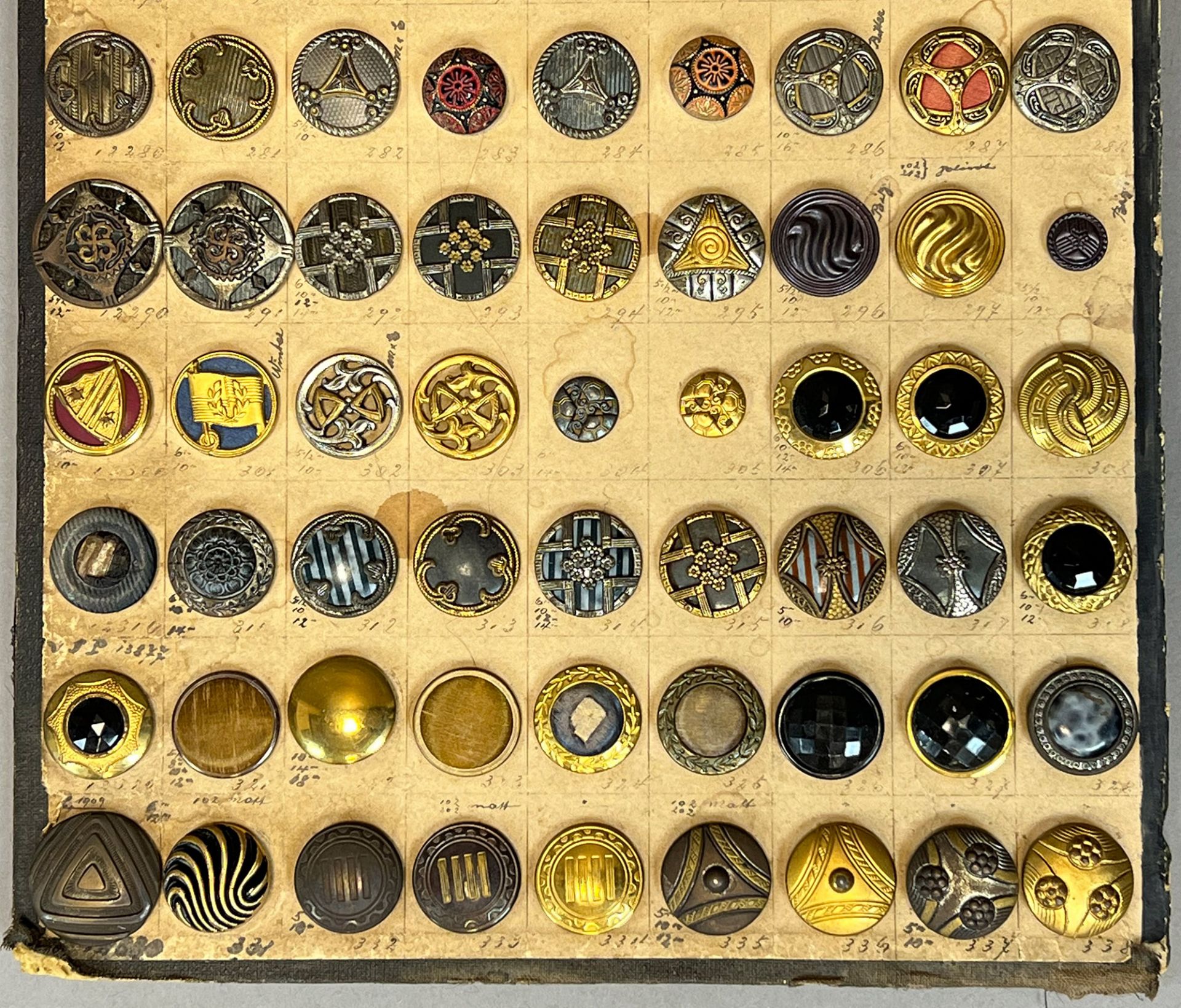 Set of 90 buttons and 91 belt buckles. 19th / early 20th century. - Image 9 of 19