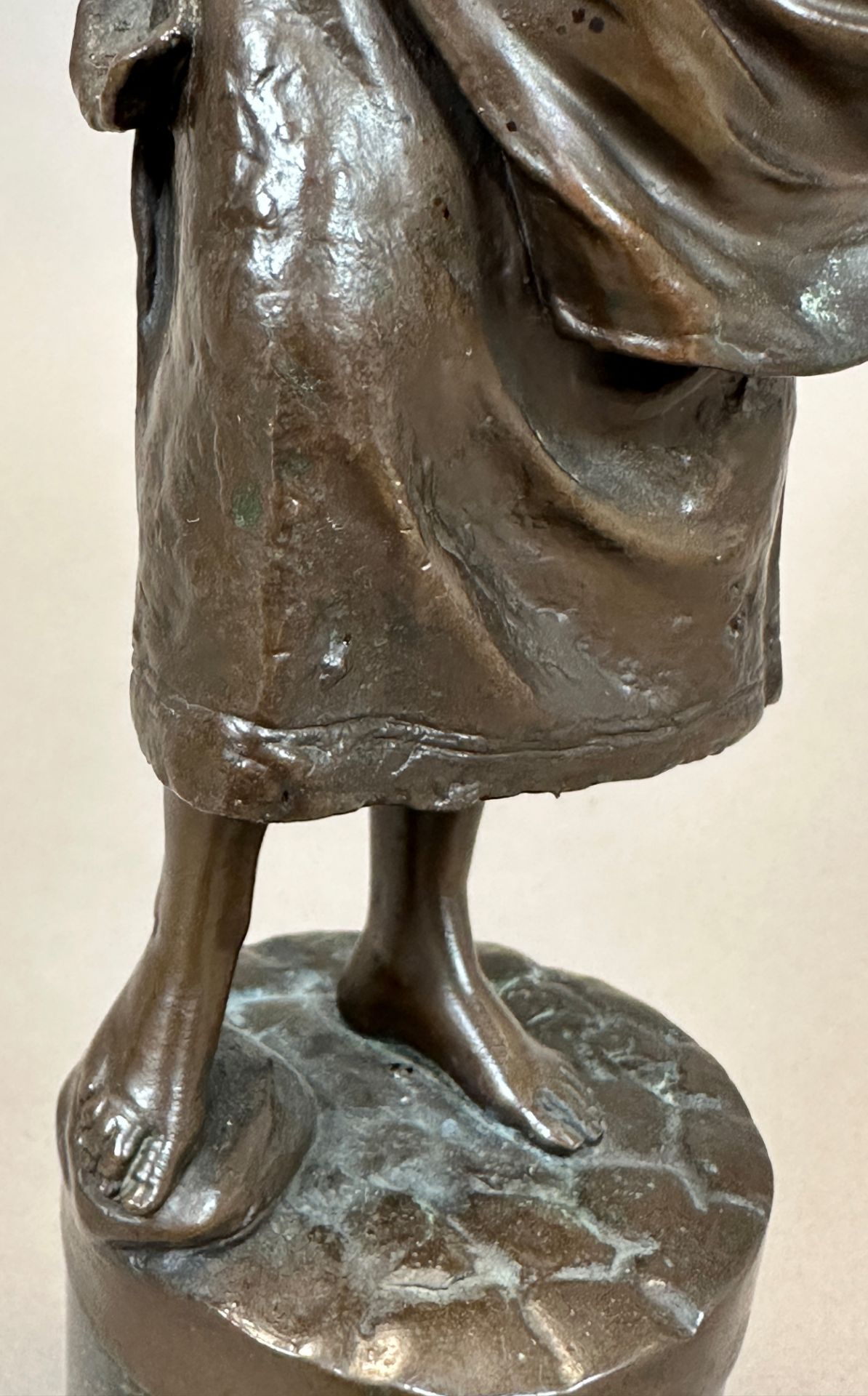 Alois MAYER (1855 - 1939). Bronze. Mädchen mit Fischkorb. - Bild 11 aus 12