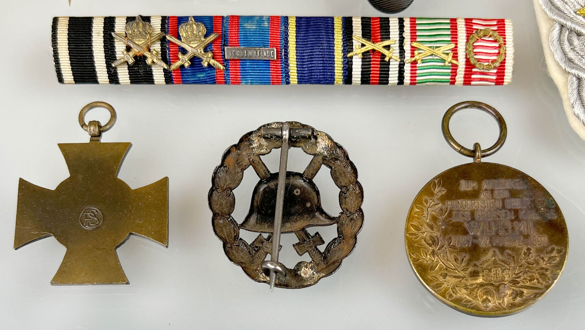 Konvolut von Abzeichen, Medaillen und Feldspangen mit Miniaturen. World War 1 and 2. - Image 6 of 8