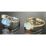 Zwei Damenringe. 585 Weißgold und Gelbgold mit Opal- und Diamantbesatz.