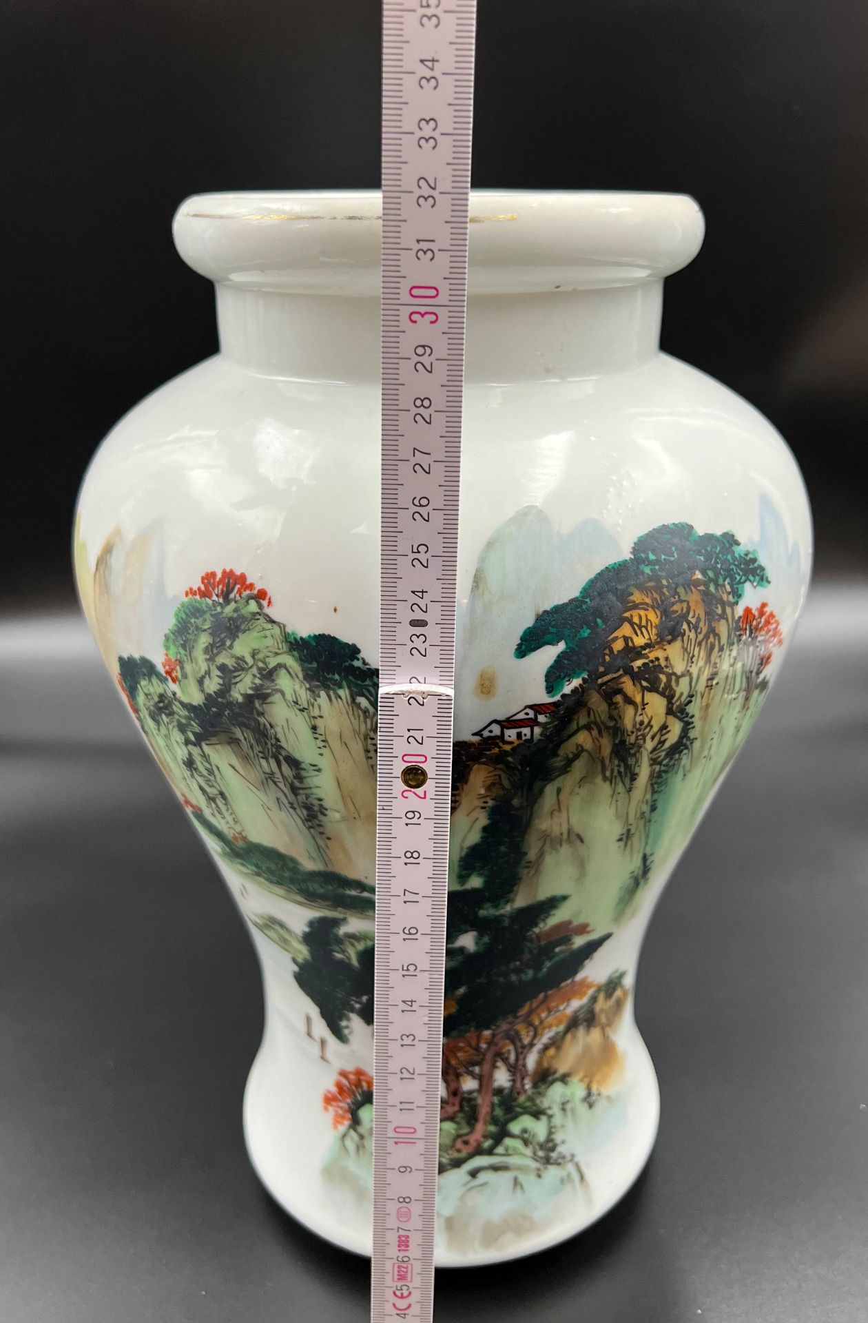 Vase mit Landschaftsdekor. China. 20. Jahrhundert. - Bild 12 aus 12