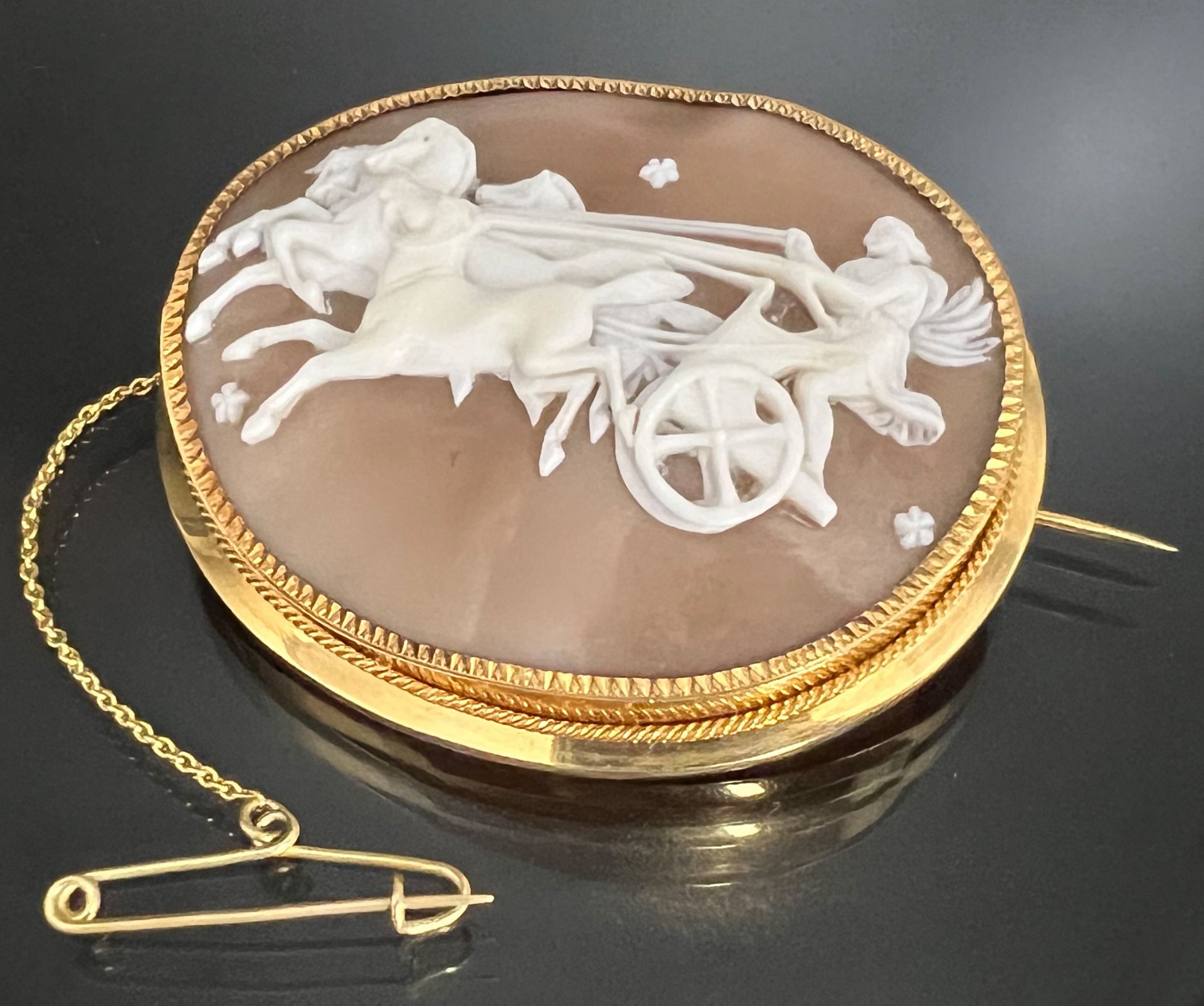 Cameo brooch with quadriga depiction. Setting 750 yellow gold.