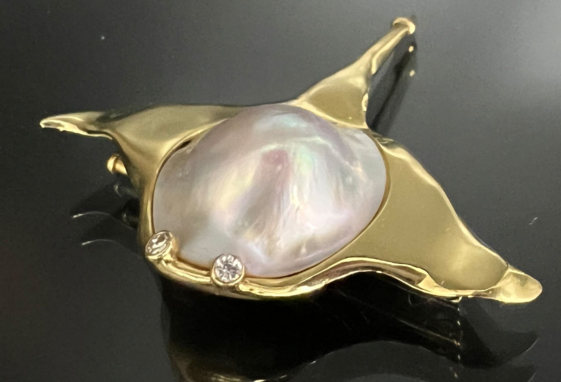 Brosche "Rochen" von Juwelier STREBEL. 750 Gelbgold mit einer halben Perle und 2 kleinen Diamanten