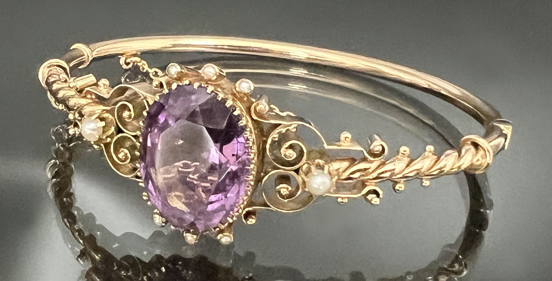 Bangle 585 rose gold with a large amethyst and two small pearls.