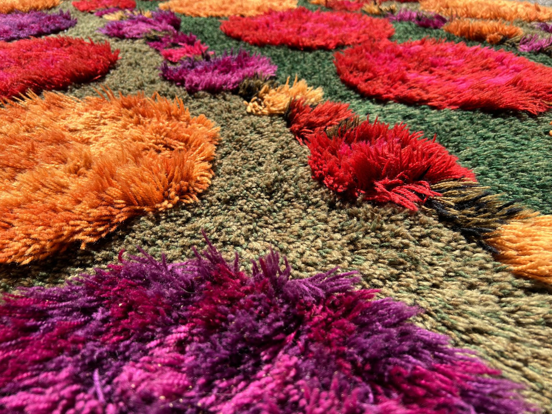 Colourful design carpet. Flower power. 1960s/1970s. - Image 6 of 9