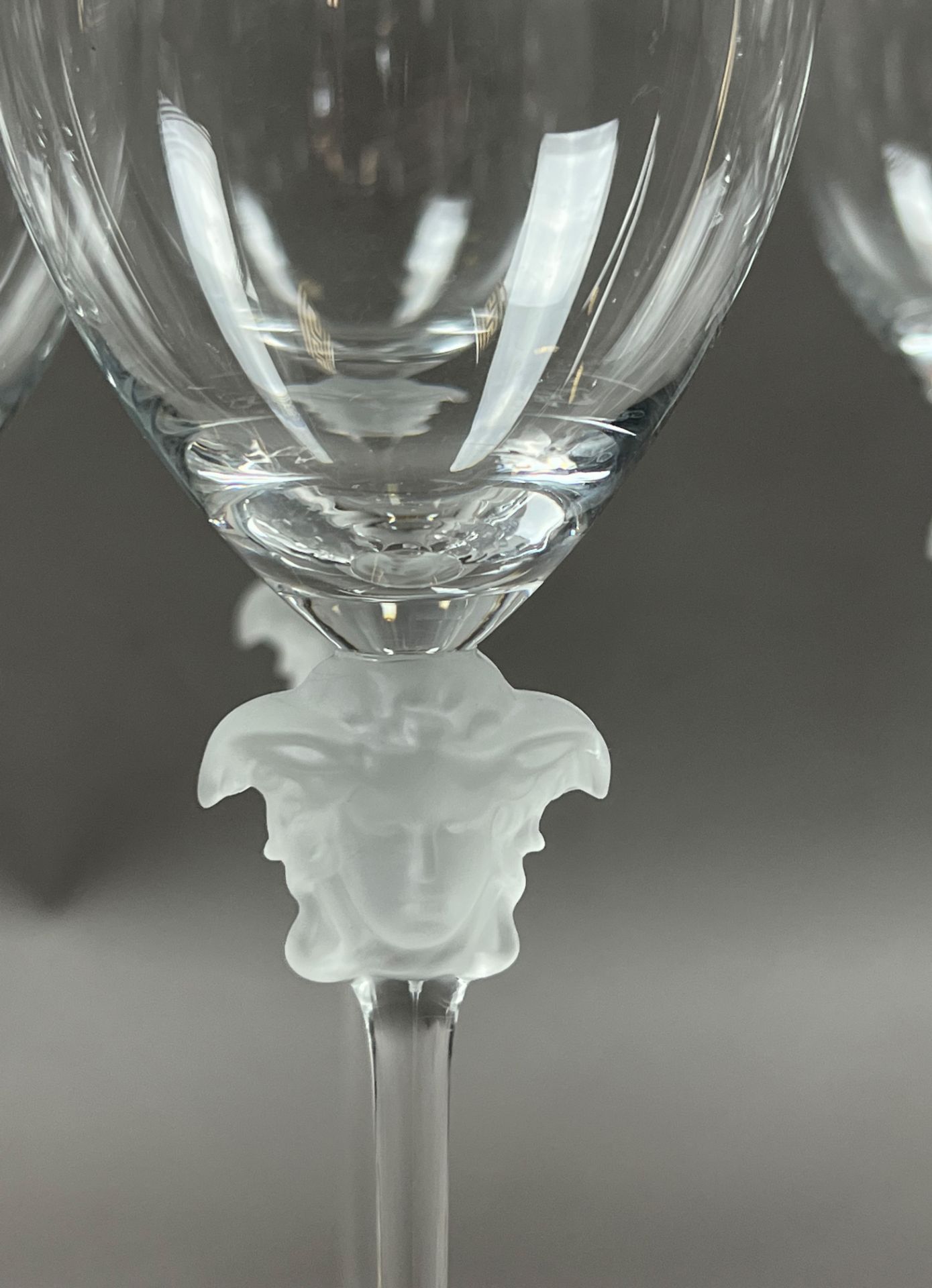 VERSACE by ROSENTHAL. "Medusa D'Or". 11-piece set of white and red wine glasses. - Image 5 of 9