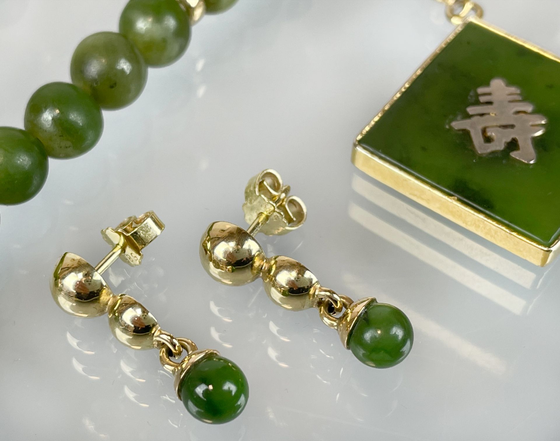 Schmuckset aus Jade. Teils mit Goldelementen. - Bild 5 aus 16