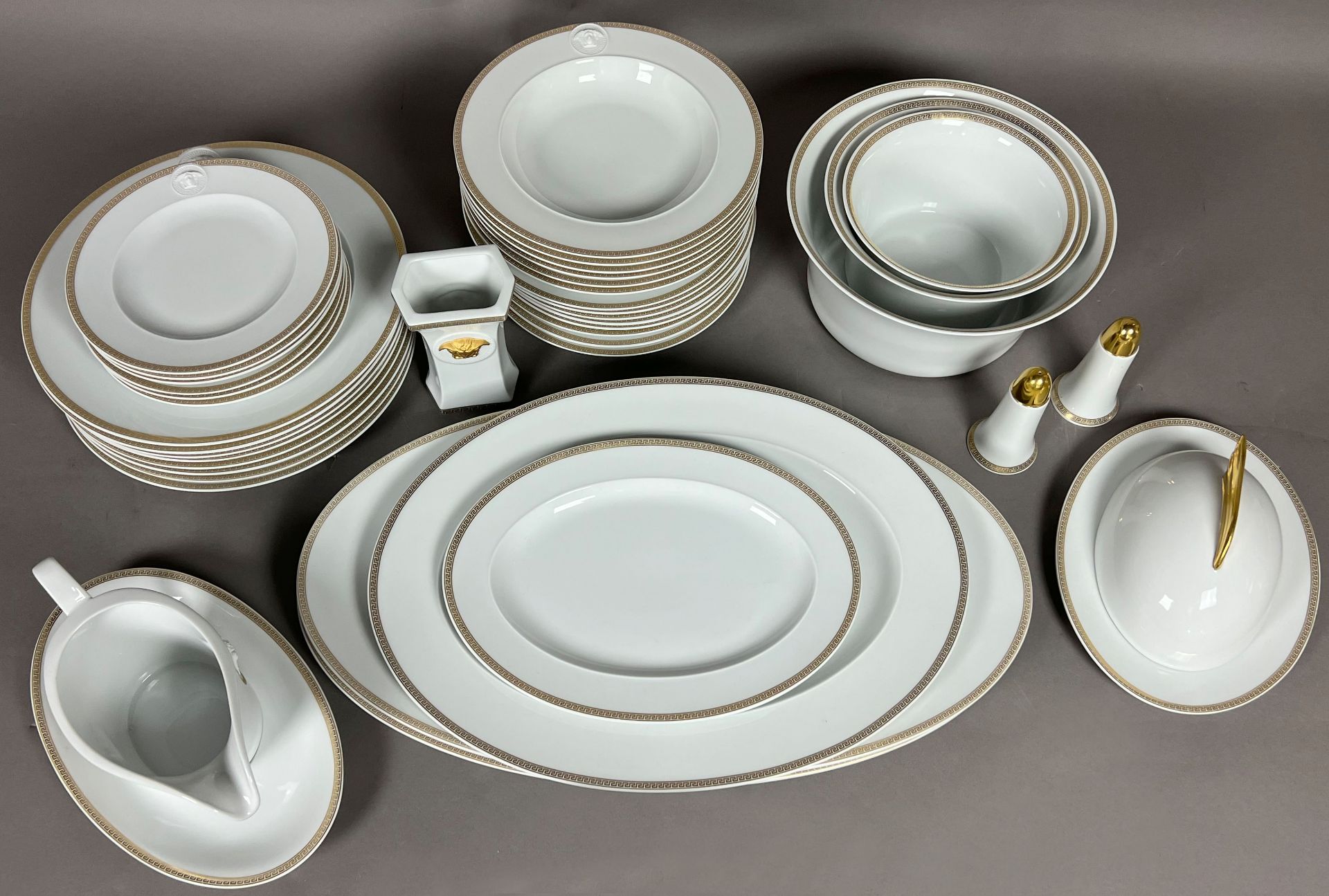VERSACE by ROSENTHAL. 41-teiliges Speiseservice. Ikarus. "Medaillon Meandre D'Or". - Bild 4 aus 10