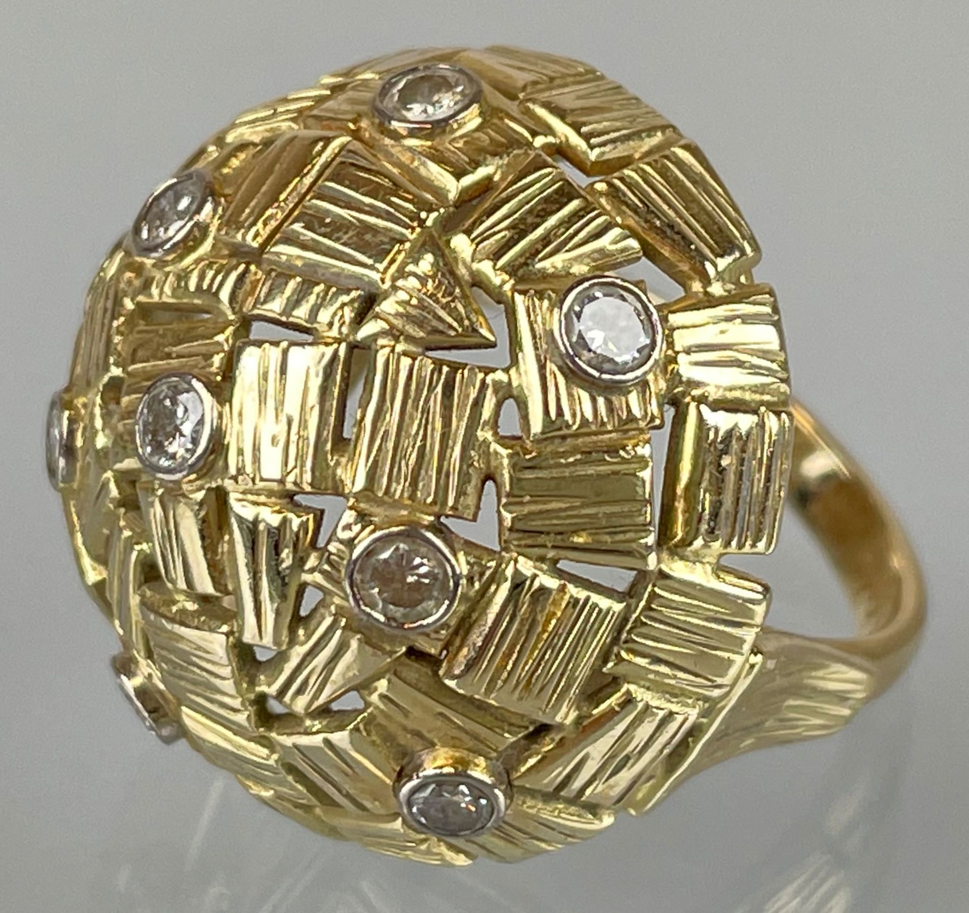 Massiver Damenring 585 Gelbgold mit neun Brillanten.