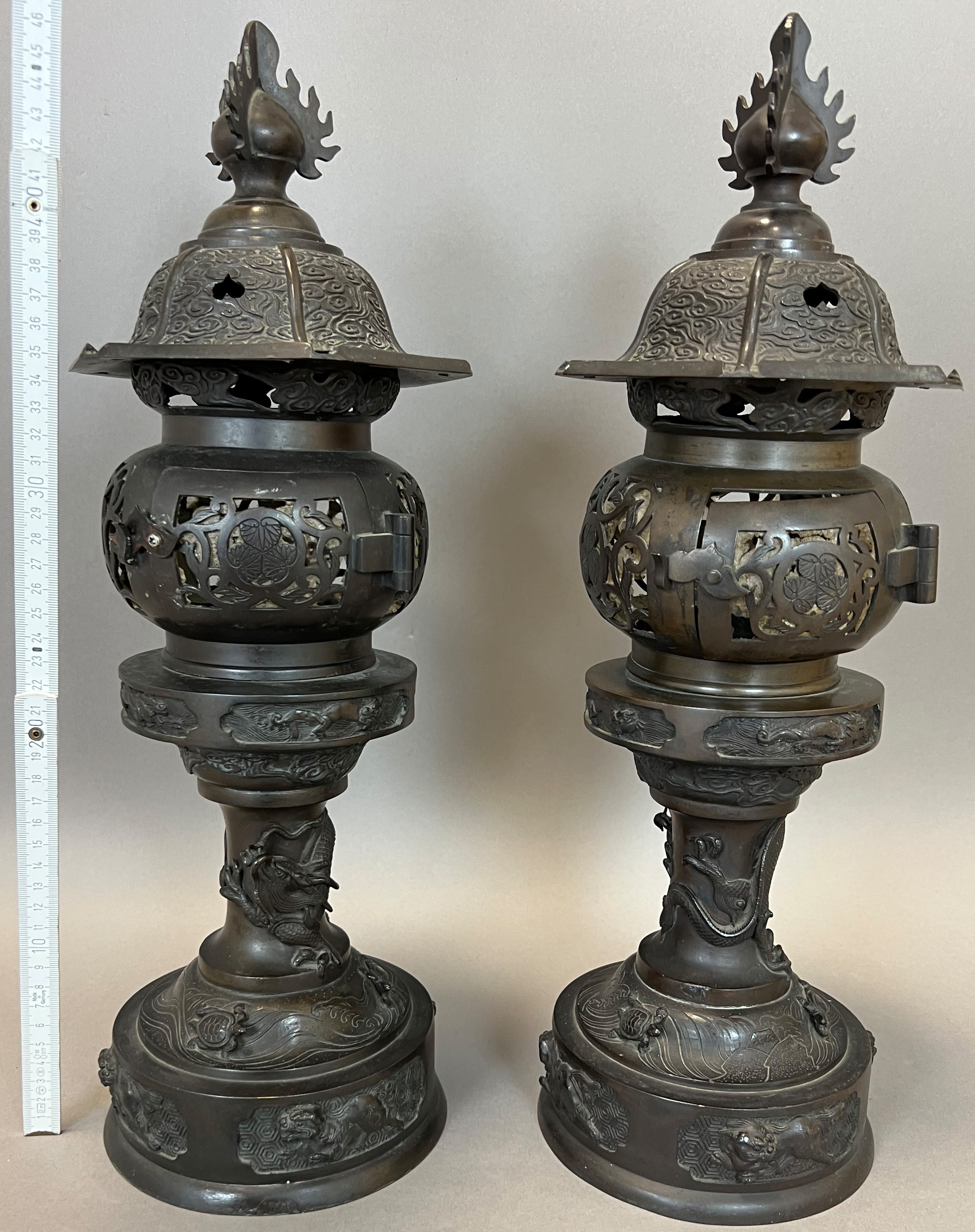 Pair of large bronze lanterns. Japan. Edo period. 19th century. - Image 11 of 11