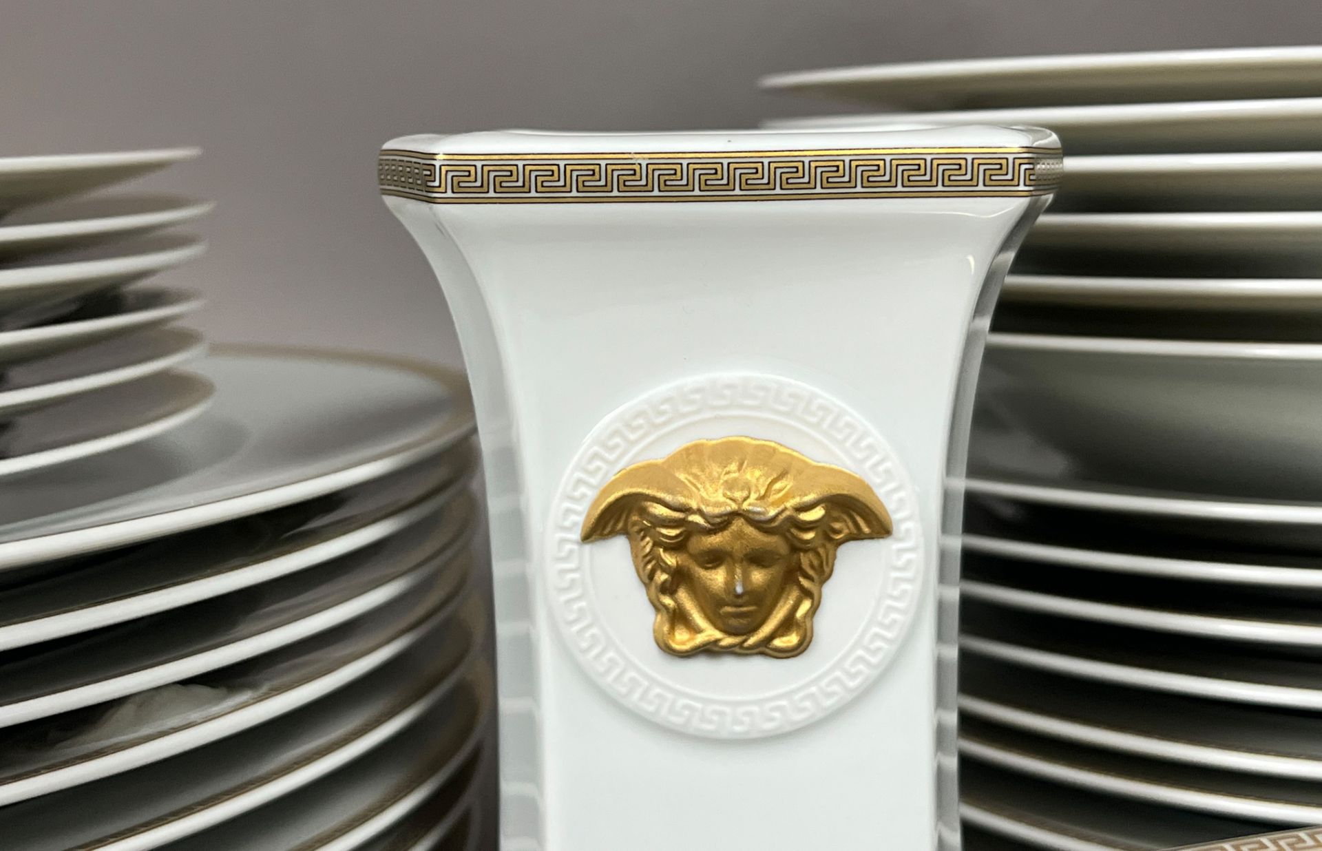 VERSACE by ROSENTHAL. 41-teiliges Speiseservice. Ikarus. "Medaillon Meandre D'Or". - Bild 6 aus 10