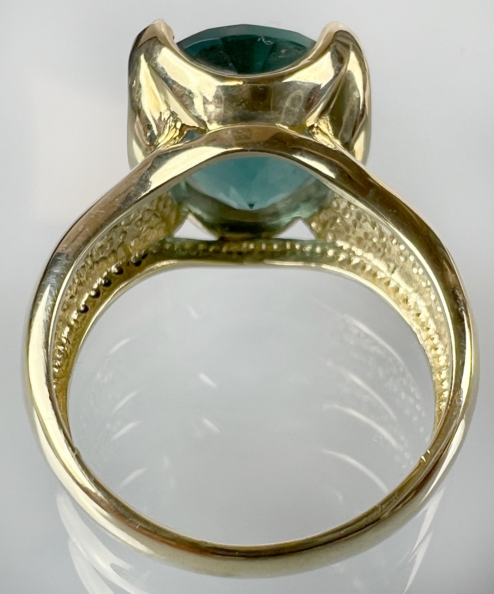 Ladies ring 585 yellow gold with a green coloured stone. Probably fluorite. - Image 3 of 8