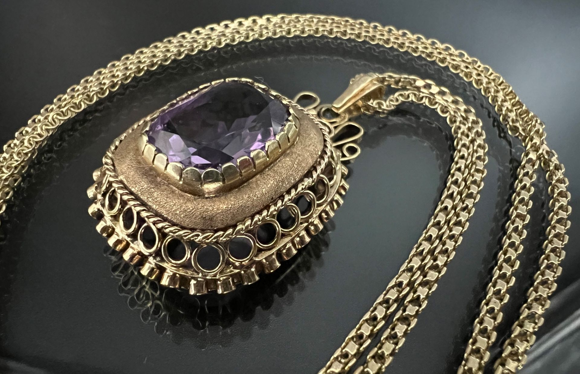 Halskette mit Anhänger in 585 Gelbgold. Wohl Amethyst. - Bild 2 aus 7