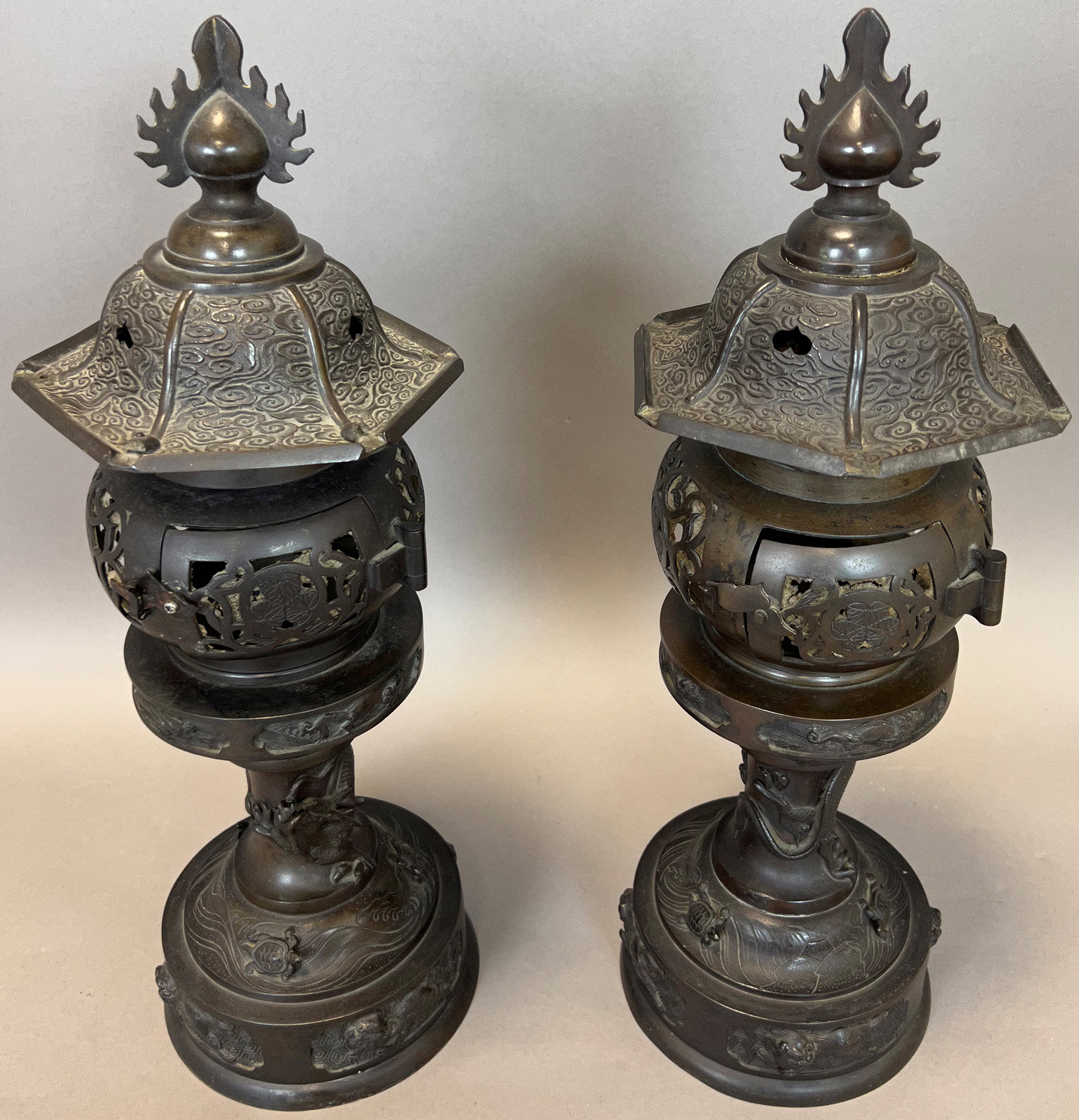 Pair of large bronze lanterns. Japan. Edo period. 19th century. - Image 2 of 11