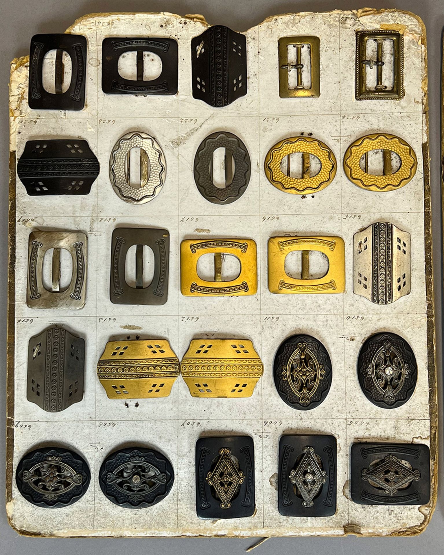 Set of 90 buttons and 91 belt buckles. 19th / early 20th century. - Image 3 of 19