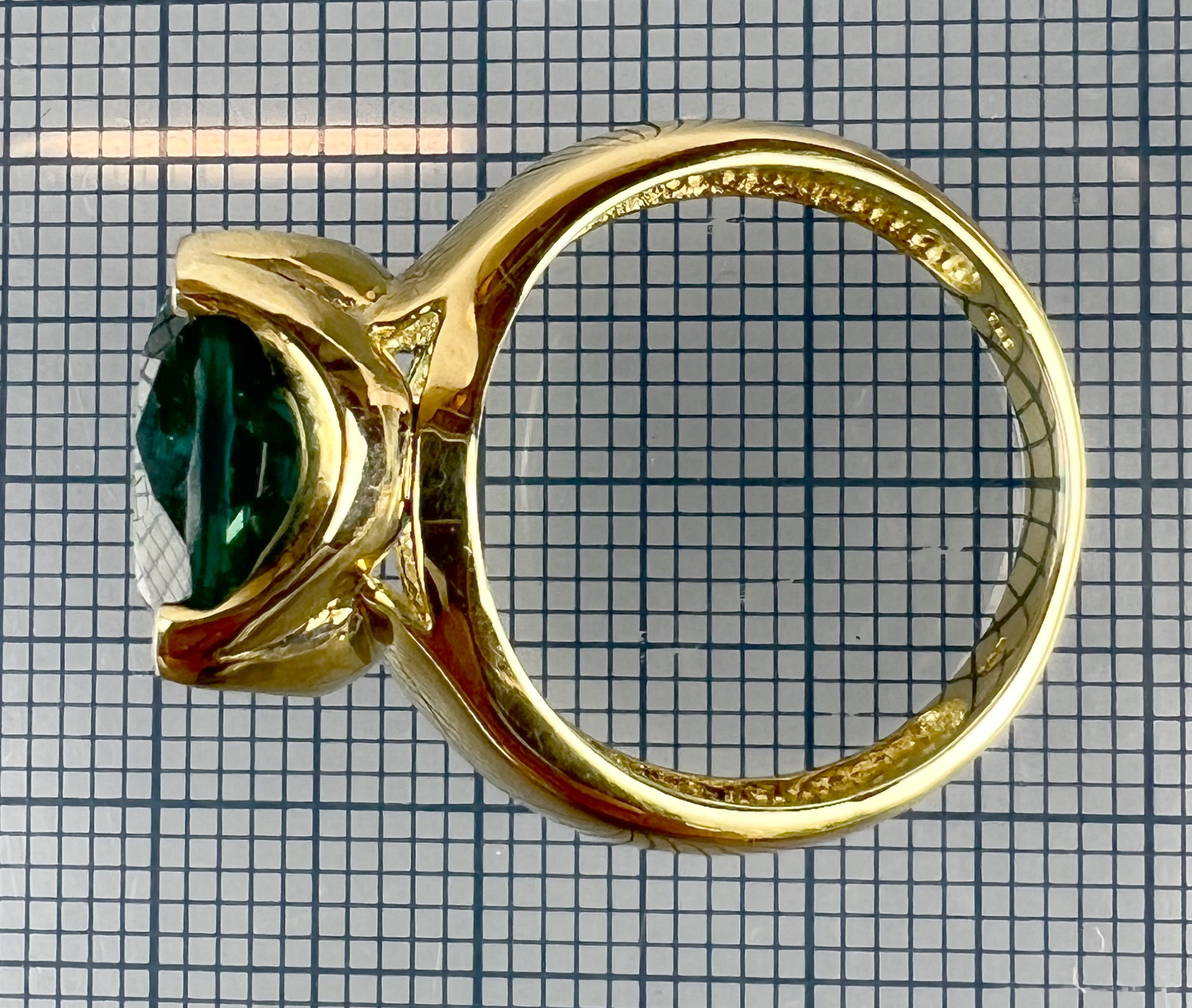 Ladies ring 585 yellow gold with a green coloured stone. Probably fluorite. - Image 6 of 8