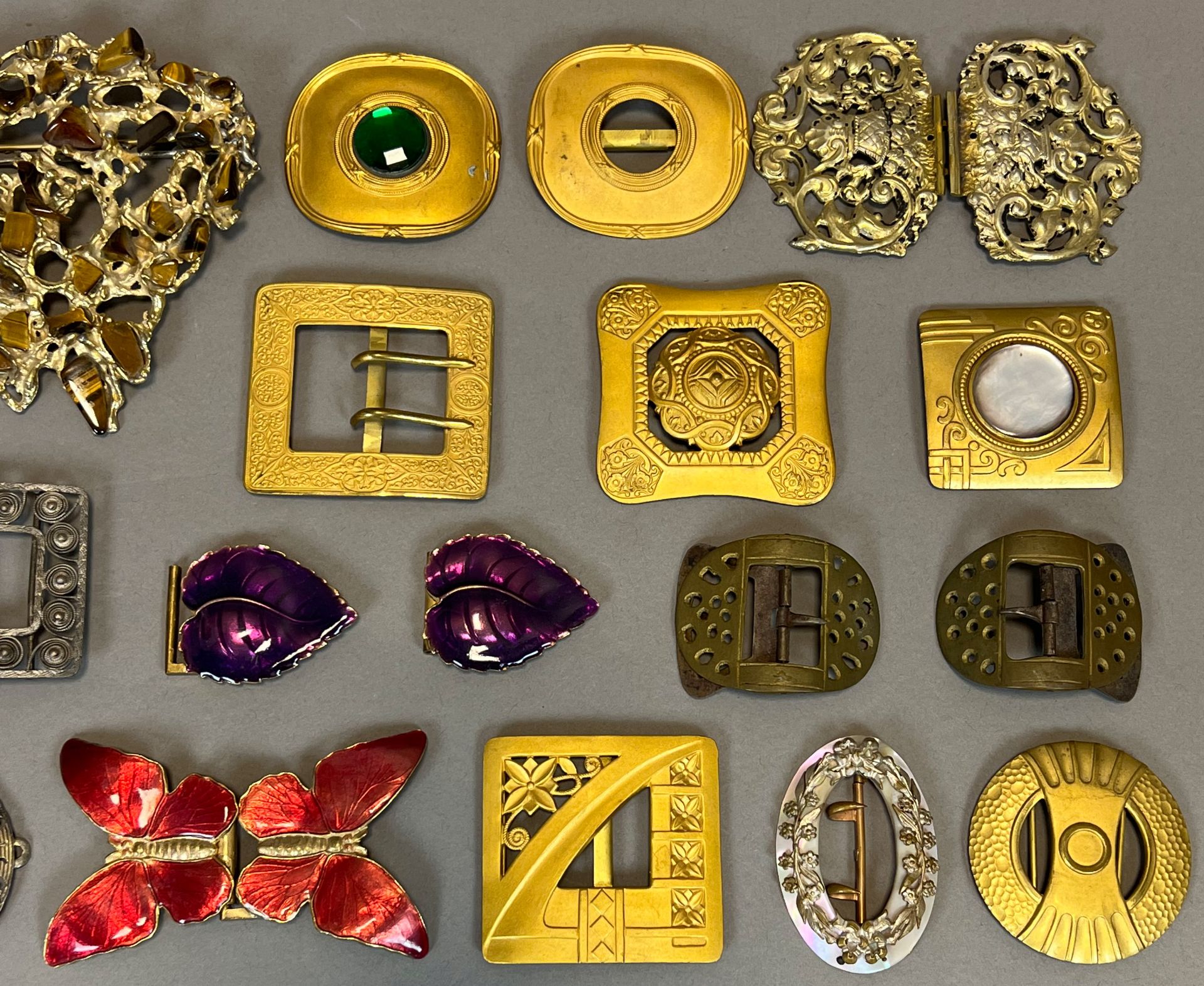 Set of 90 buttons and 91 belt buckles. 19th / early 20th century. - Image 18 of 19