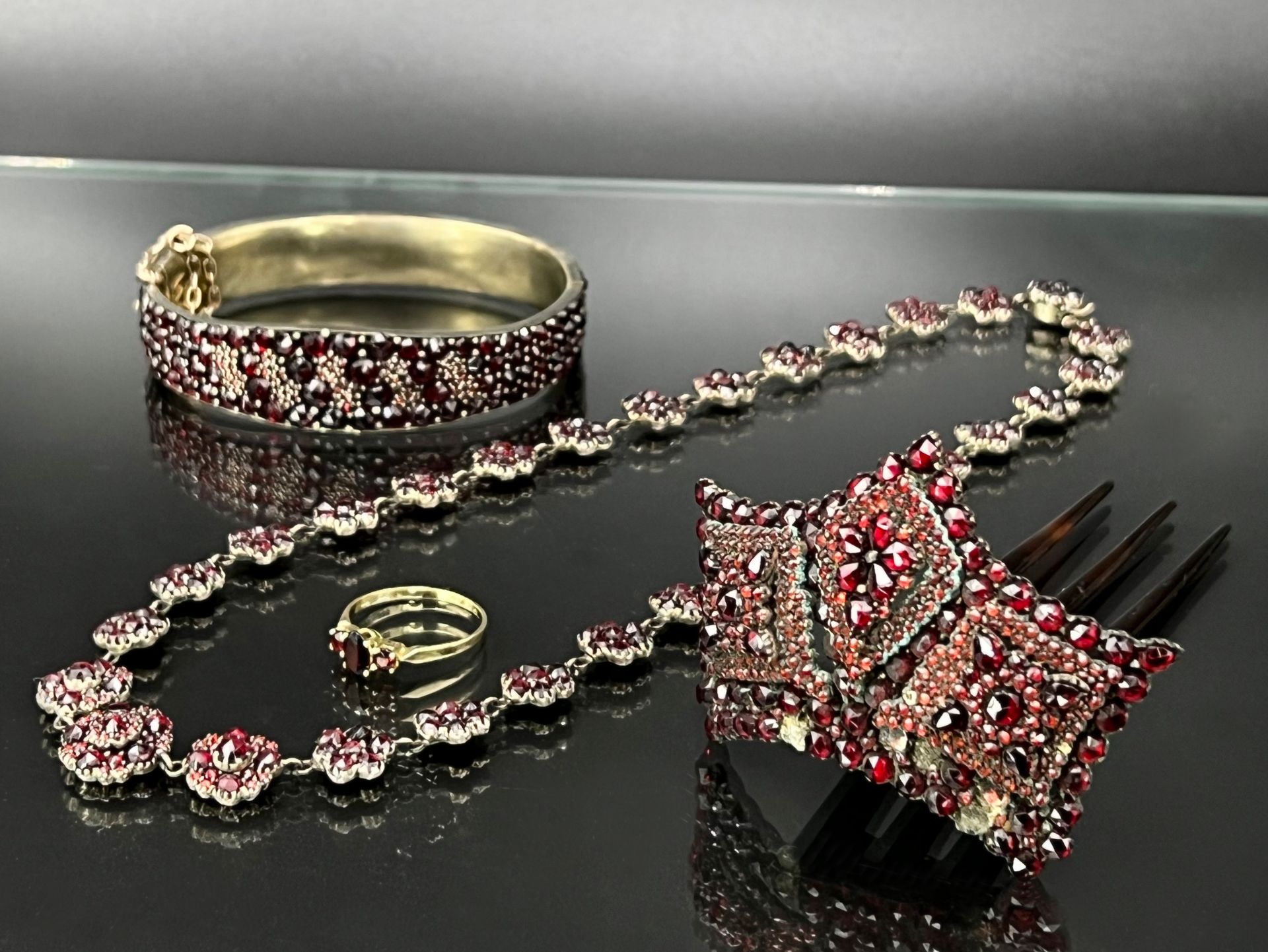 4-piece jewellery set with garnets.