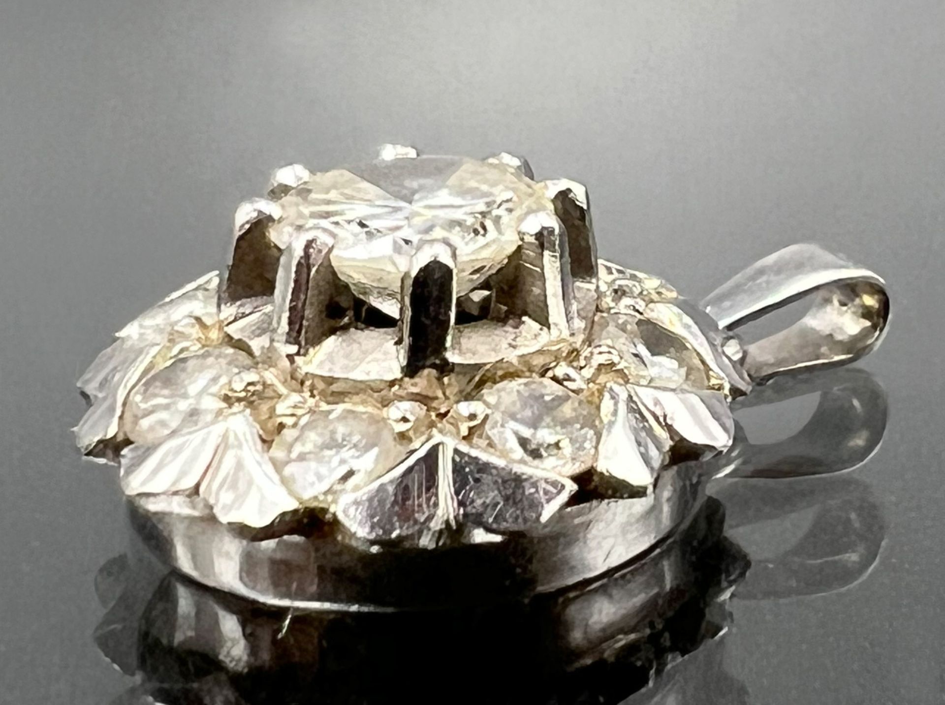 Flower shape pendant 585 white gold with diamond setting. - Image 3 of 4