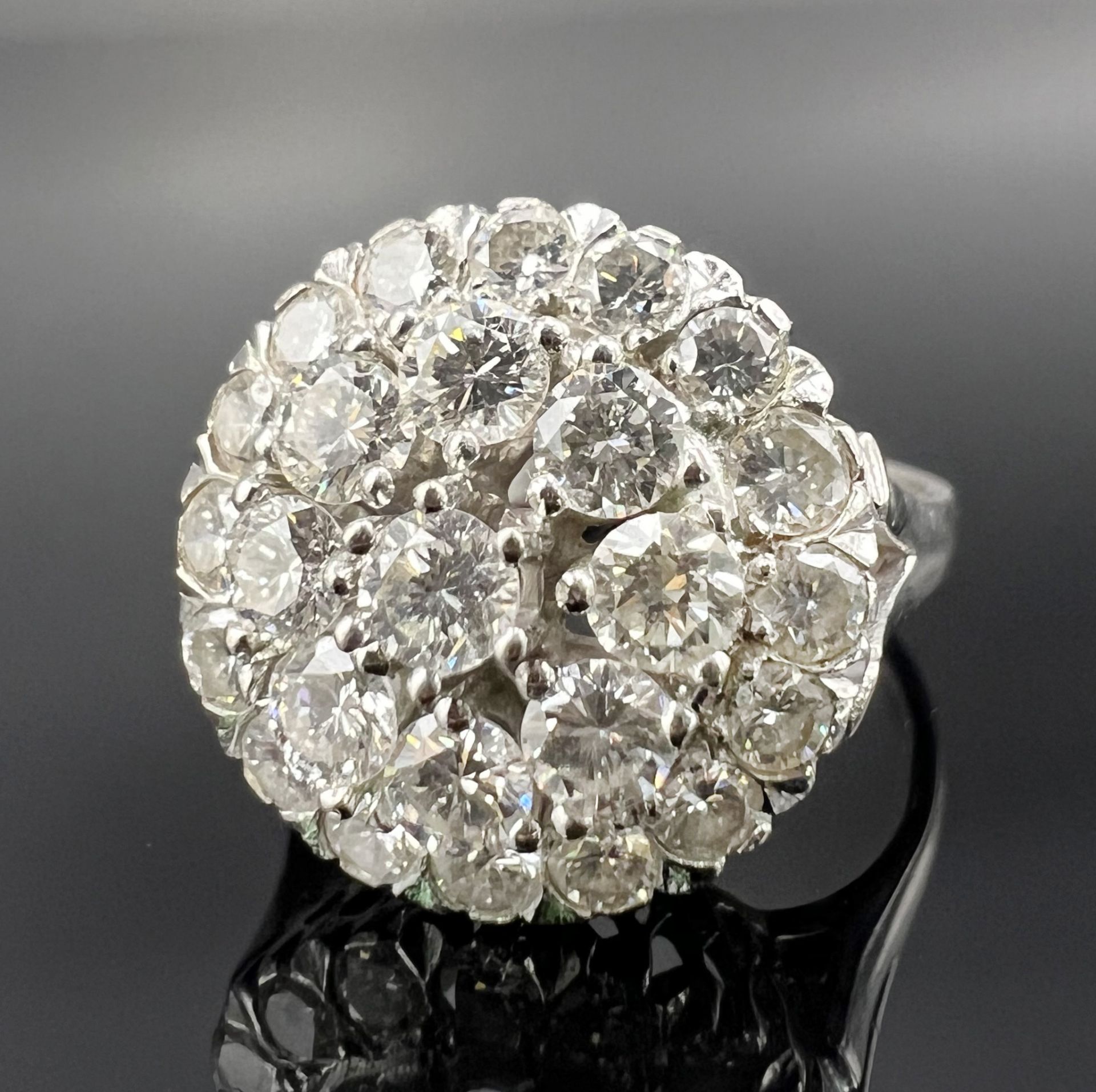 Ladies' ring 585 white gold with 25 diamonds.