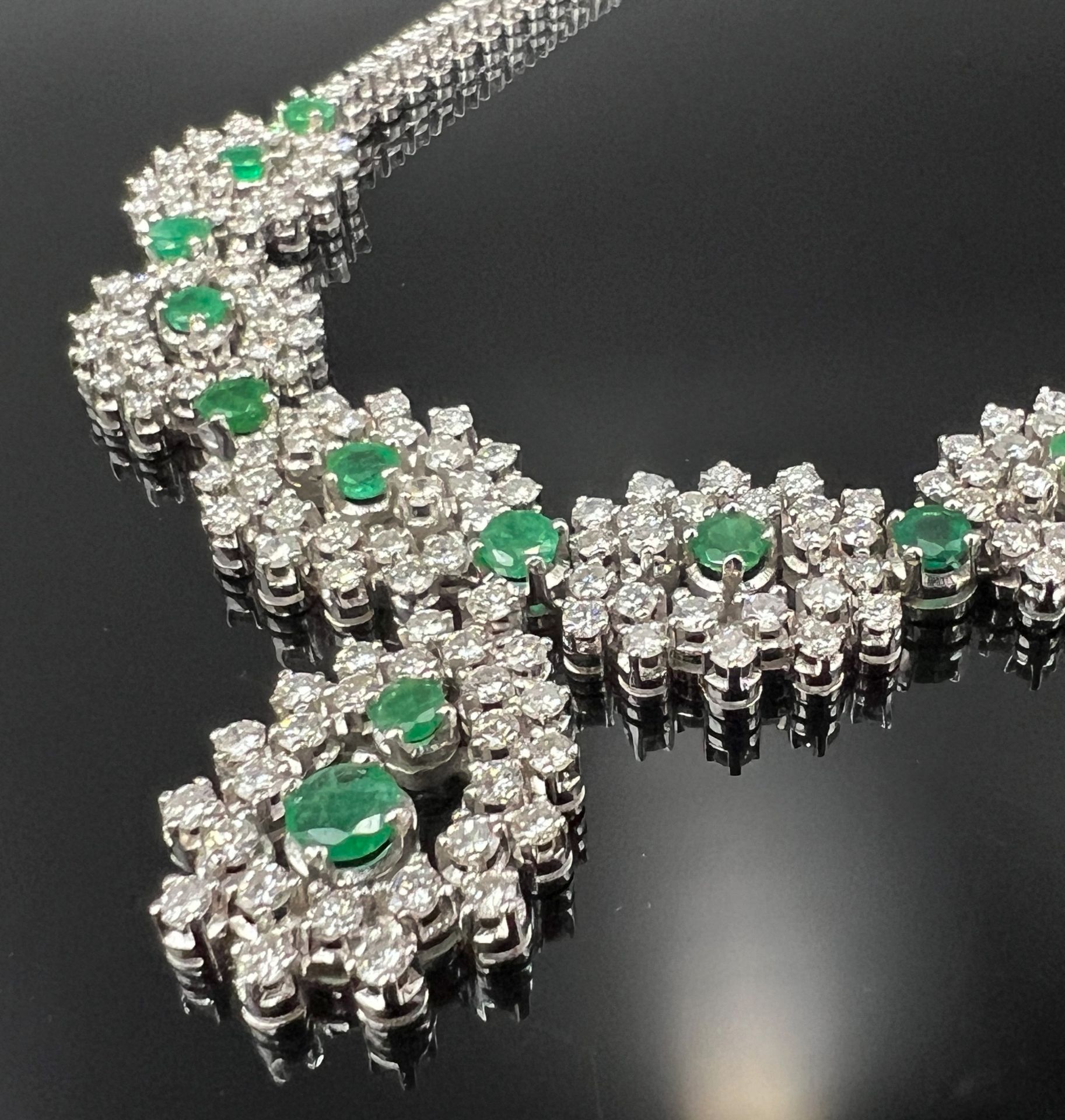 Necklace 750 white gold with lavish diamond setting and emeralds. - Image 3 of 11