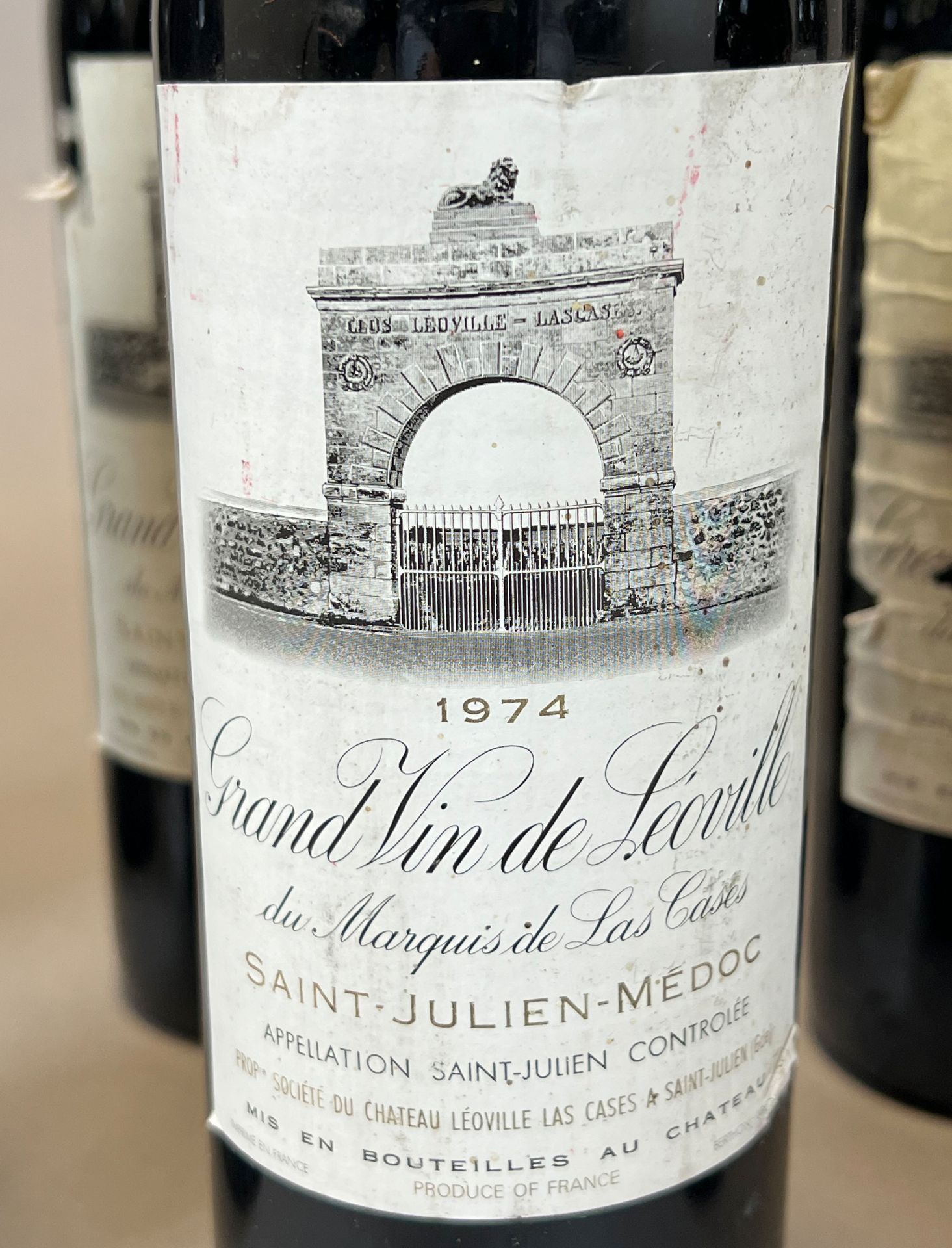 9 bottles of red wine. Château Léoville du Marquis de Las Cases. 1974. <br>St. Julien - Image 3 of 7