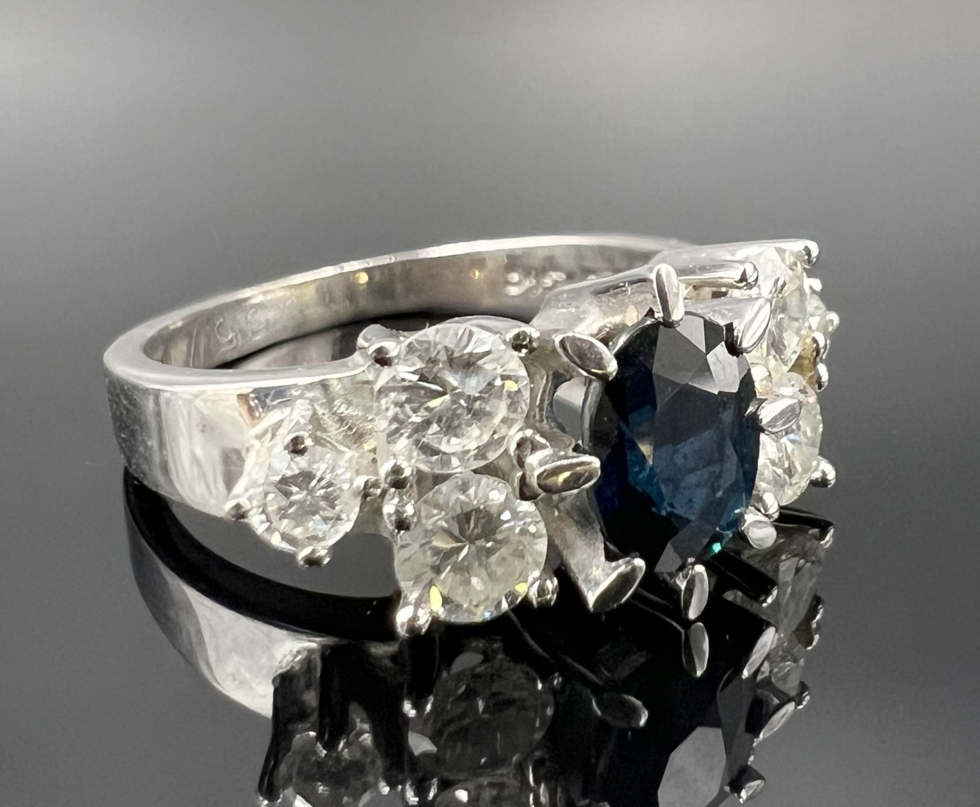 Ladies ring 585 white gold with a sapphire and 6 diamonds. - Image 3 of 10