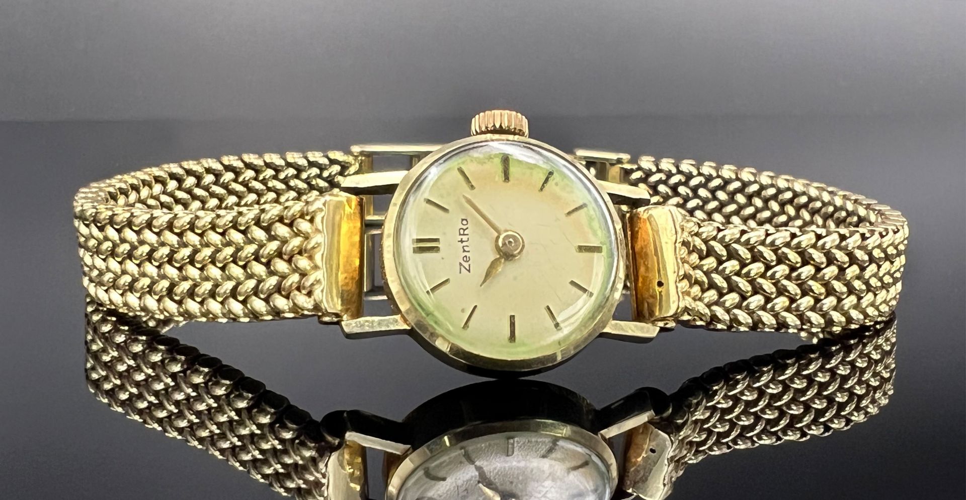 Ladies' wristwatch ZENTRA 585 yellow gold. 1960s.