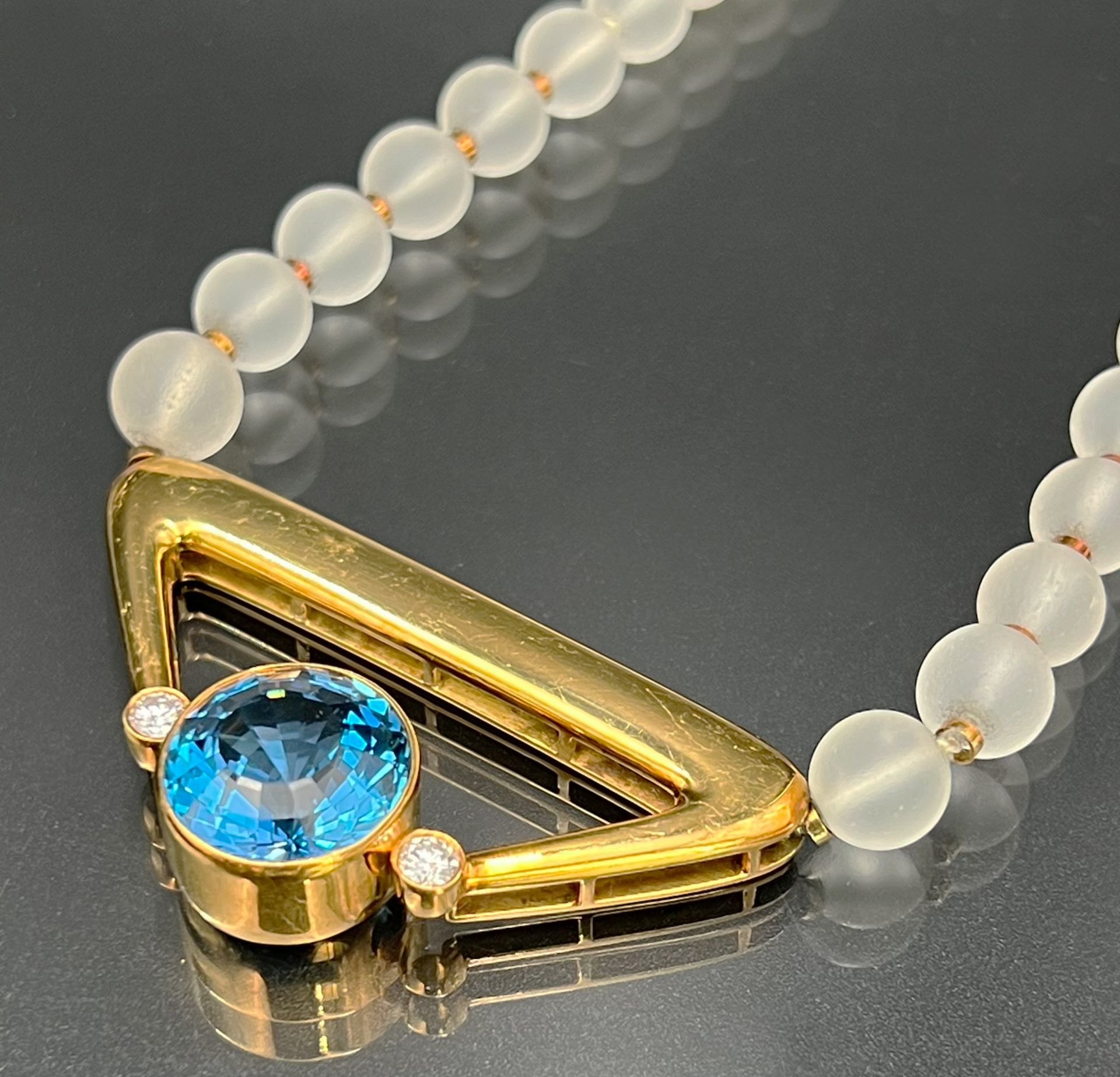 Necklace with rock crystal balls. Centrepiece 750 yellow gold with one topaz and two brilliants.
