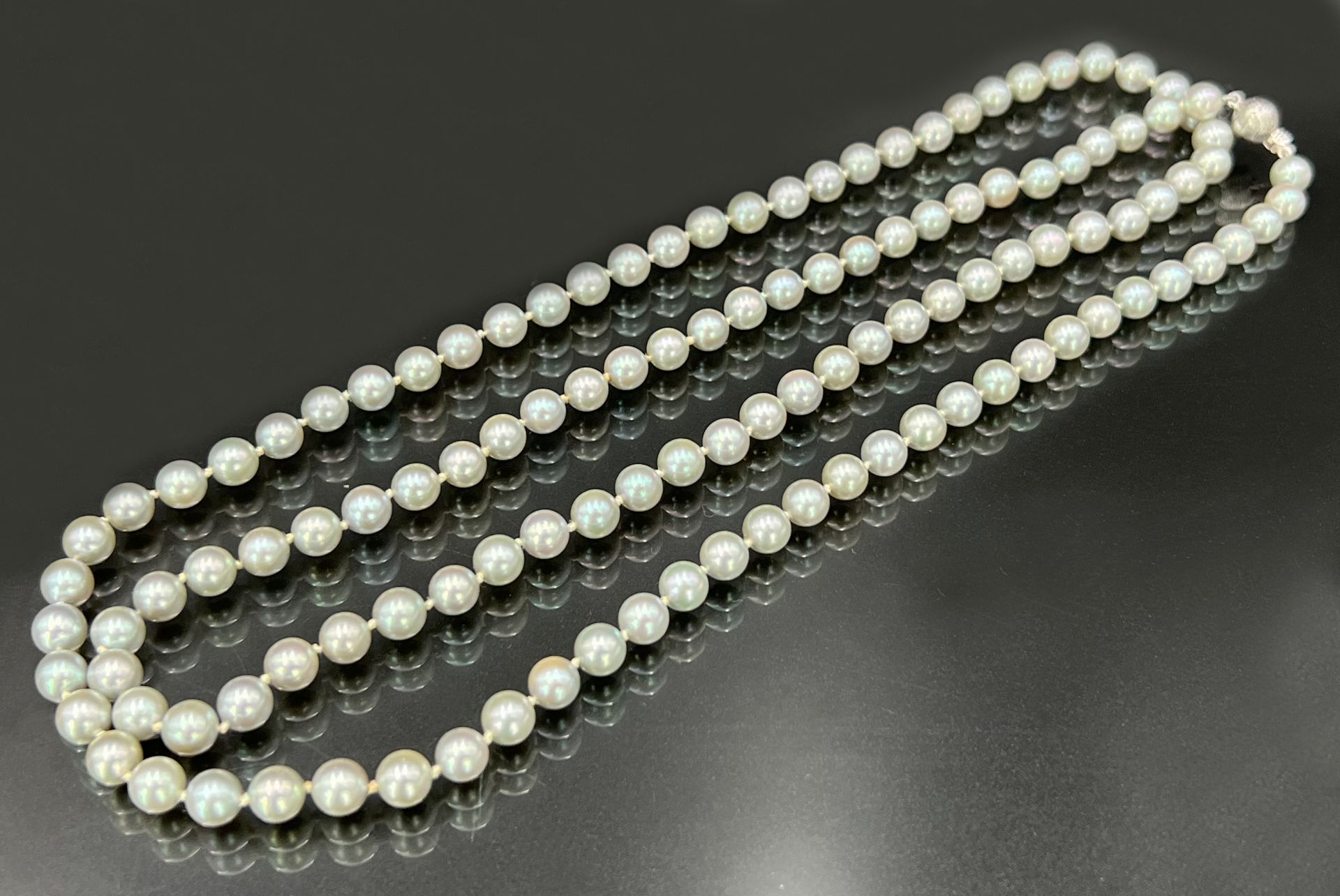 Pearl necklace with a small 585 gold clasp.