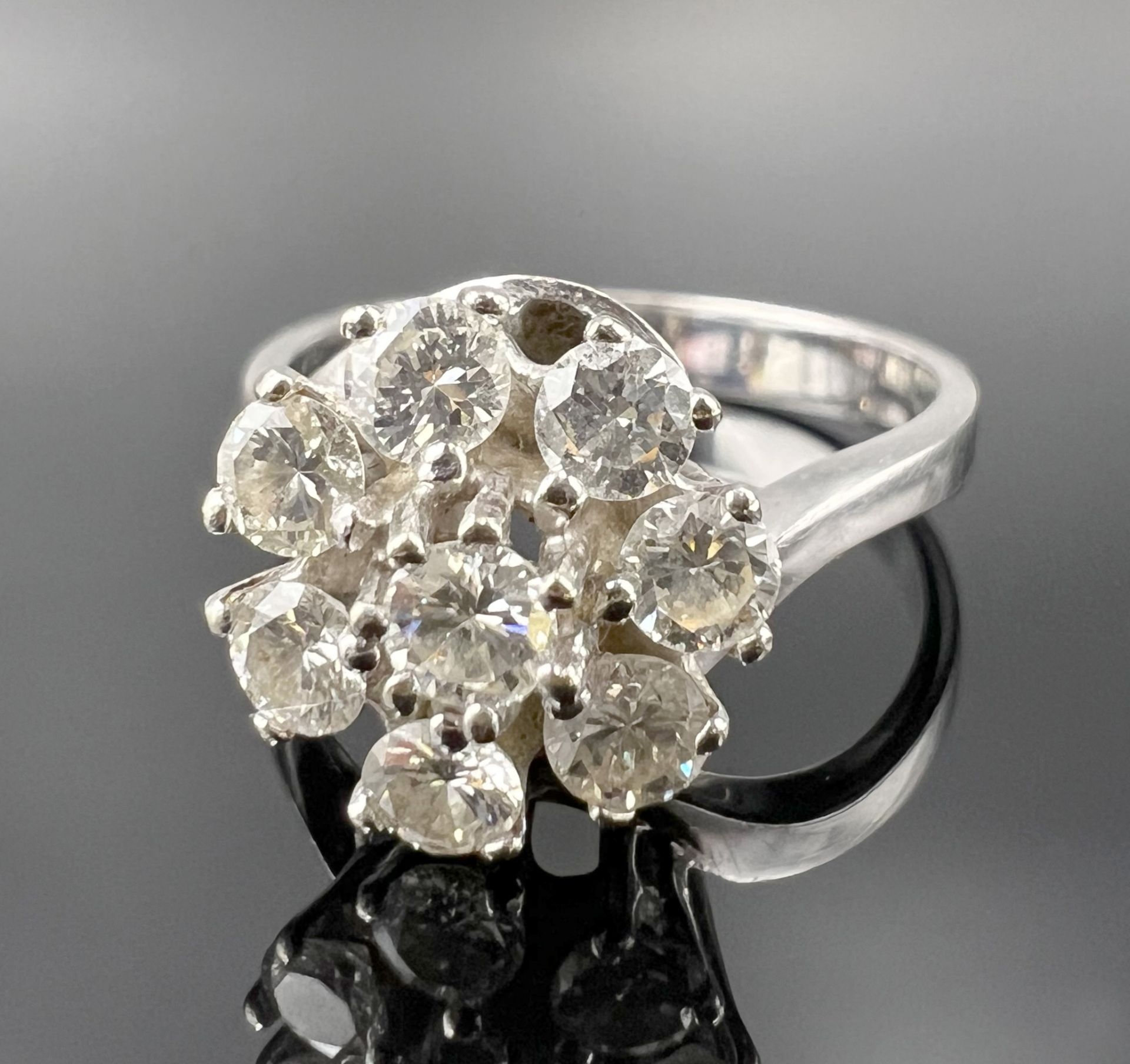 Ladies' ring 585 white gold with eight brilliant-cut diamonds.