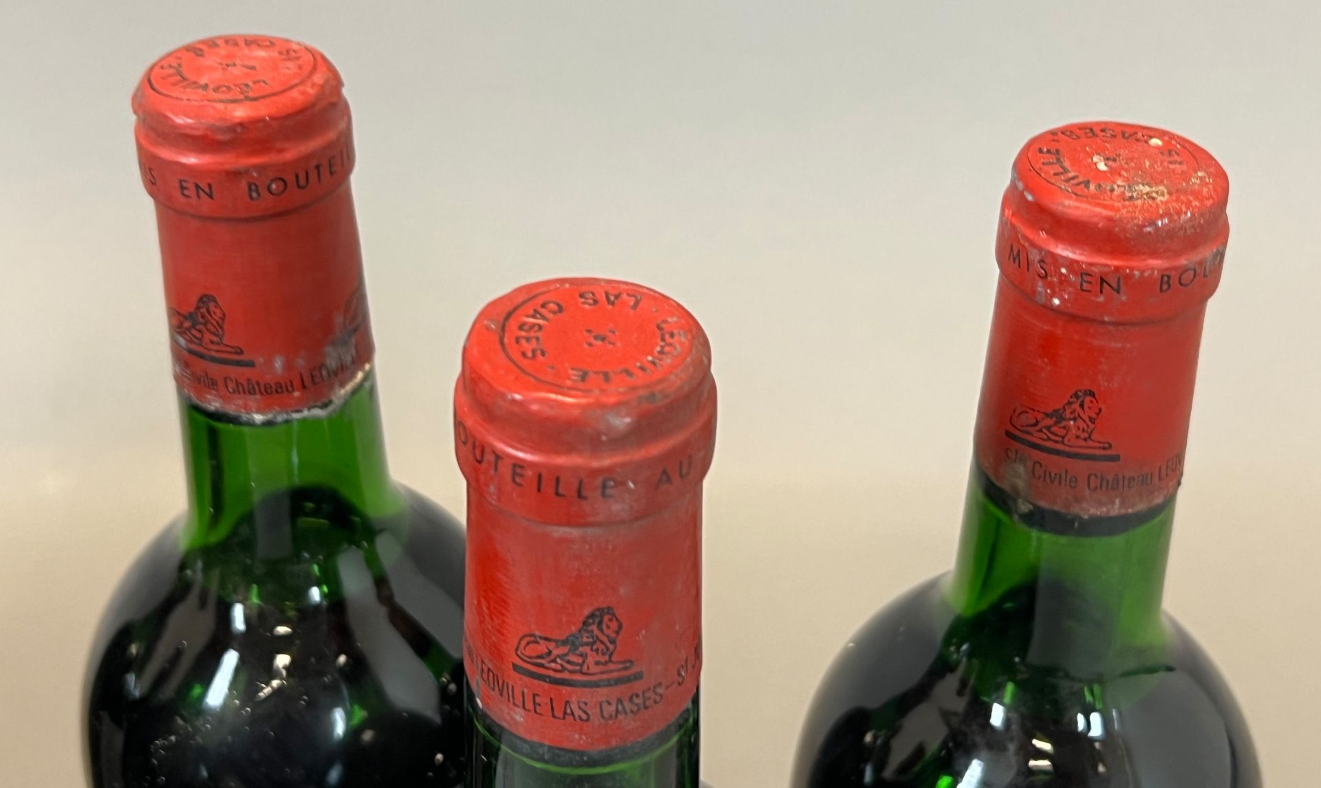 9 bottles of red wine. Château Léoville du Marquis de Las Cases. 1974. <br>St. Julien - Image 6 of 7