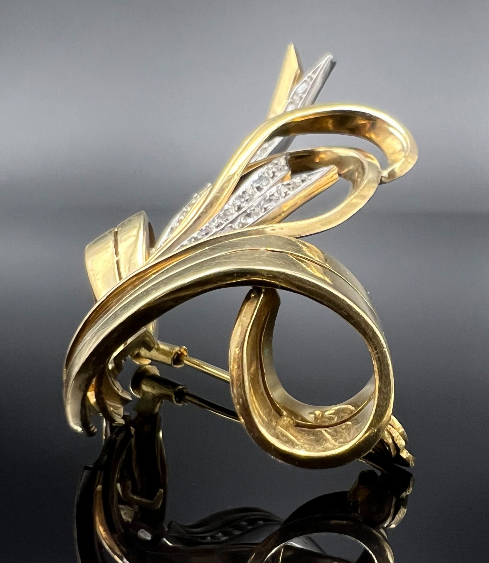 Loop-shaped brooch 750 yellow gold and white gold with diamond setting. - Image 3 of 7