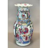 Baluster Vase. Famille Rose / Fencai. China. 19. Jahrhundert.