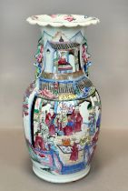 Baluster Vase. Famille Rose / Fencai. China. 19. Jahrhundert.