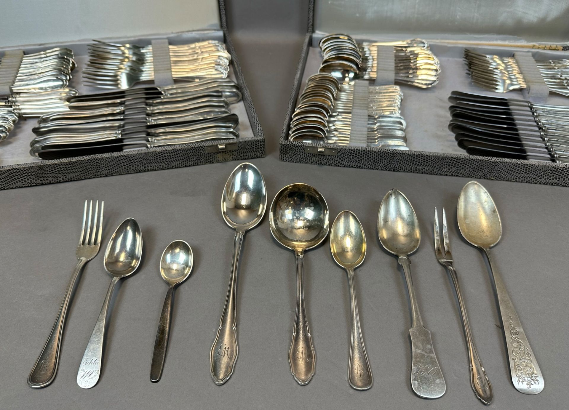 128-piece set of silver cutlery in 2 cutlery boxes. 800 silver. - Image 4 of 20