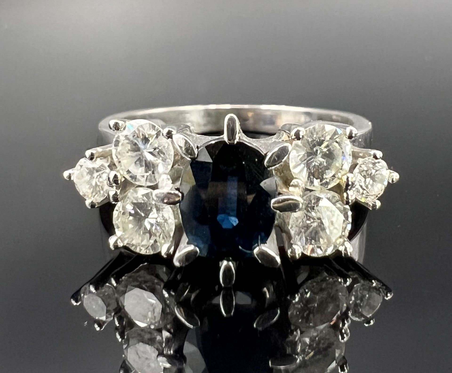 Ladies ring 585 white gold with a sapphire and 6 diamonds. - Image 2 of 10