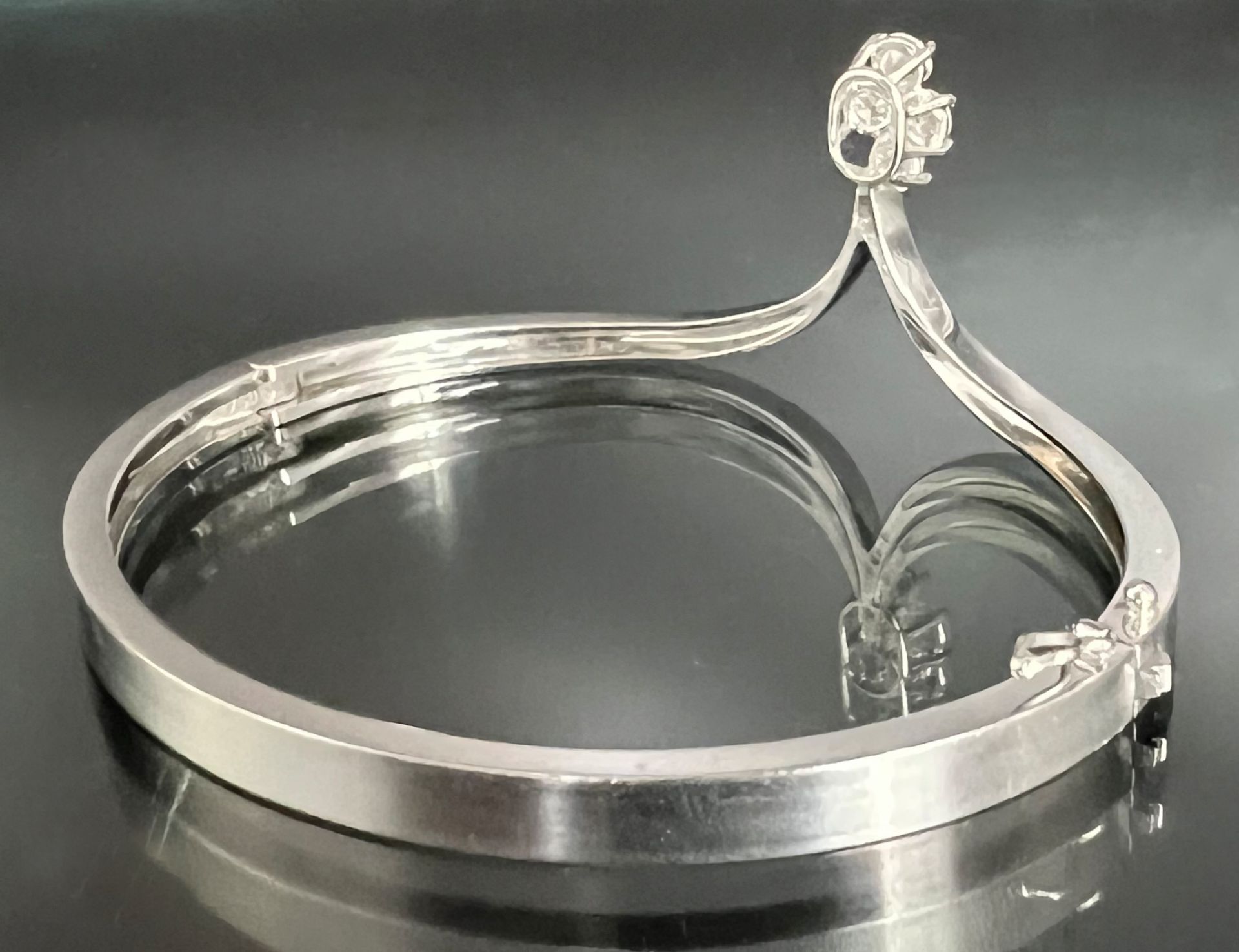 Bangle 750 white gold with 4 diamonds totalling approx. 0.40 ct. - Image 4 of 6