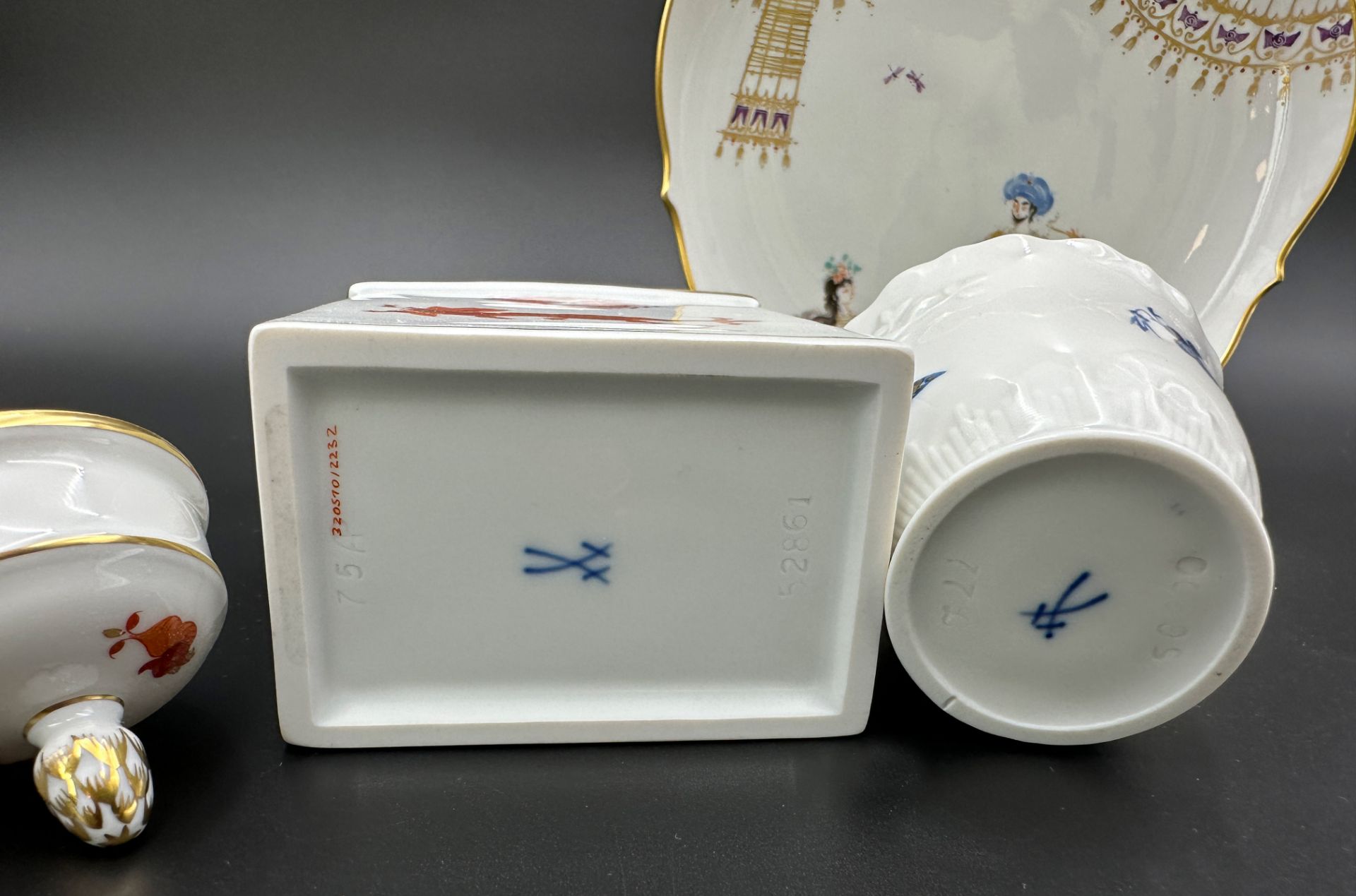 3-piece set. MEISSEN. Tea caddy. Cake plate. Cups. 1st choice. - Image 9 of 15