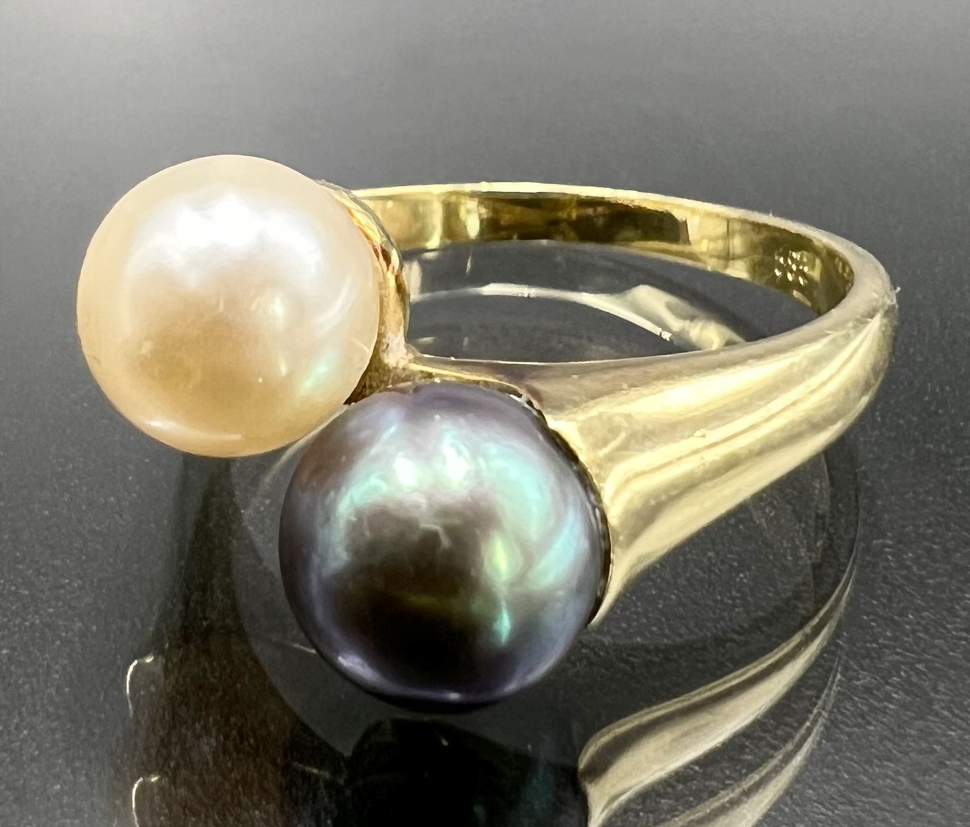 Ladies' ring 585 yellow gold with two pearls.